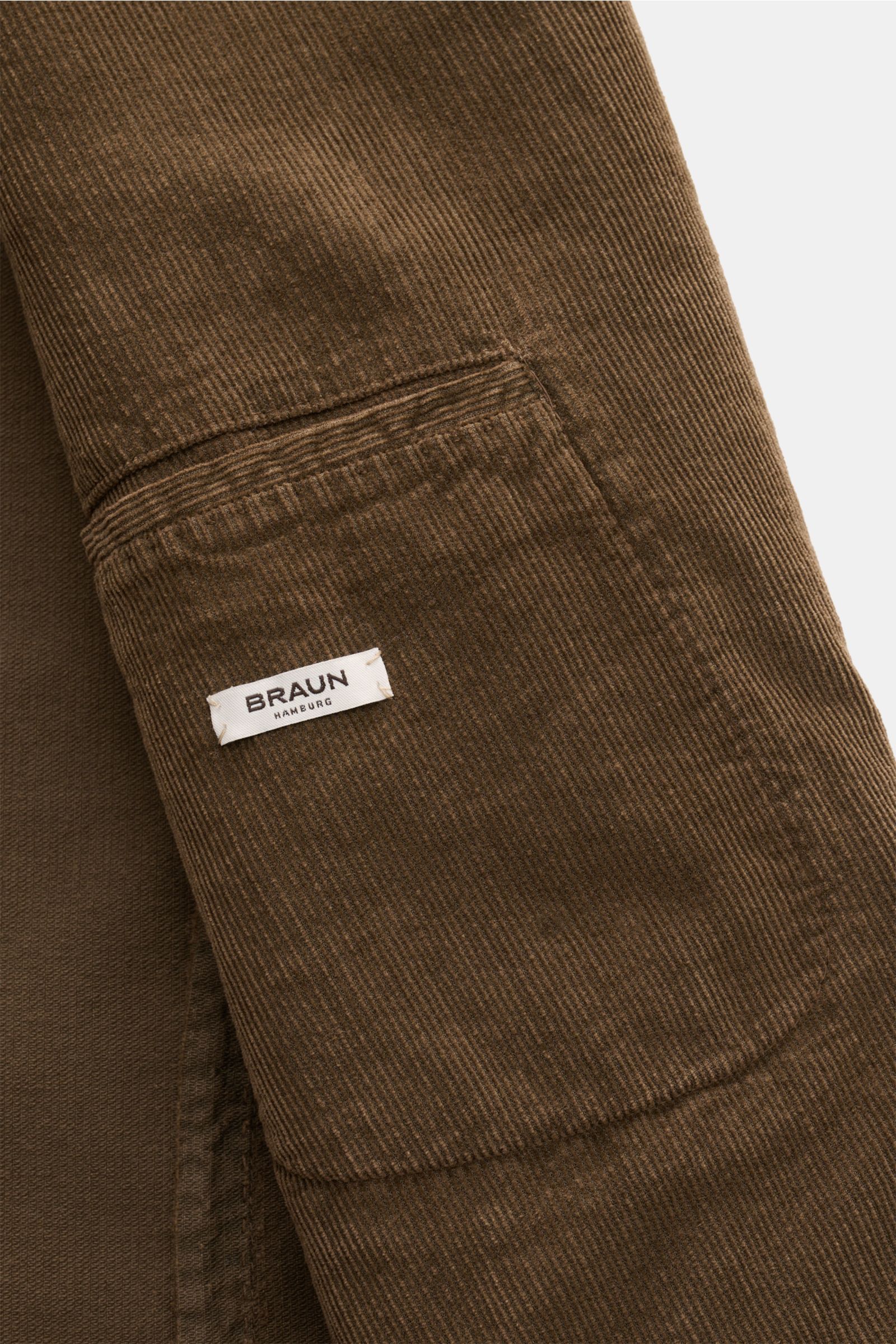 Brauner Cordstoff im Detail, Nahaufnahme der Brusttasche mit Braun Hamburg Label des Boglioli Cord Anzug 'K. Jacket' navy.