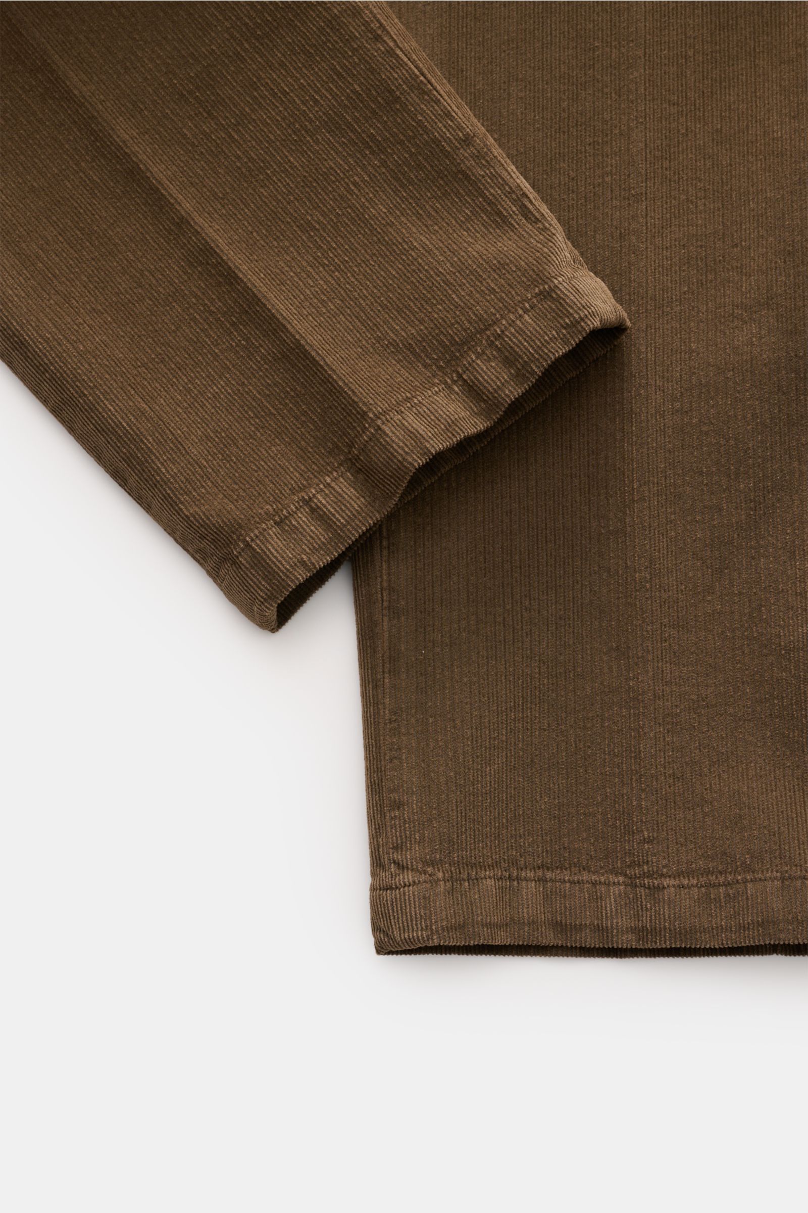 Brauner Boglioli Cord Anzug 'K. Jacket' navy, detailnah von unten, leichter Baumwoll-Mix, Slim Fit Sakko, Regular Fit Hose, Unconstructed Design.