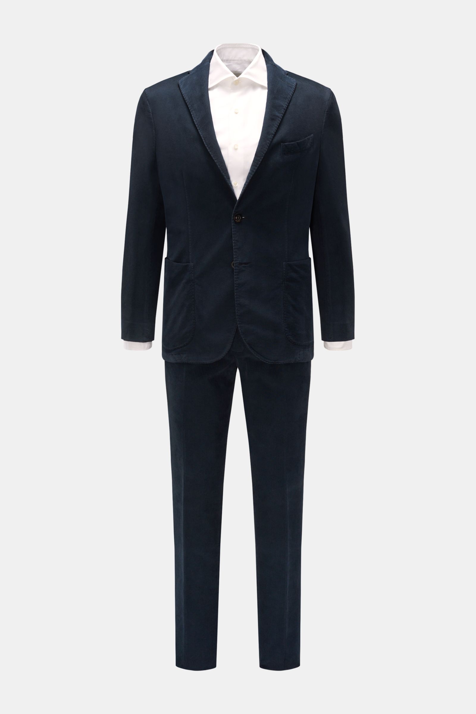 Front view of the Boglioli Cord Anzug 'K. Jacket' navy, a slim fit, unconstructed Italian corduroy suit with a white shirt underneath, featuring a two-button navy jacket and tapered regular fit pants. Leichtes Unconstructed-Design auf italienische Art: De