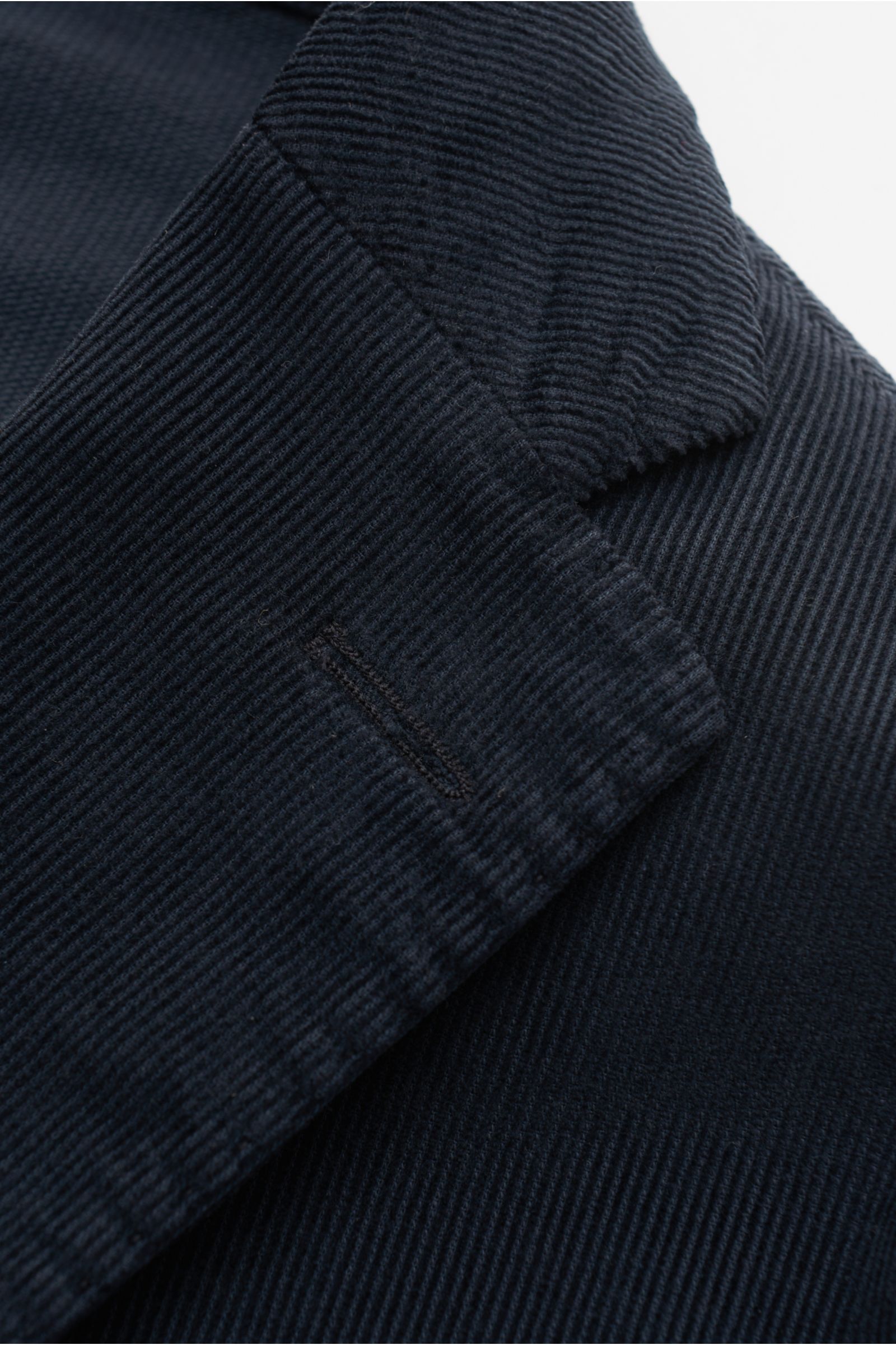 Close-up angled view of the navy corduroy fabric and lapel detail of the Boglioli Cord Anzug 'K. Jacket' navy, featuring lightweight, unconstructed Italian design in a cotton-microfiber blend with a soft, slightly elastic texture.