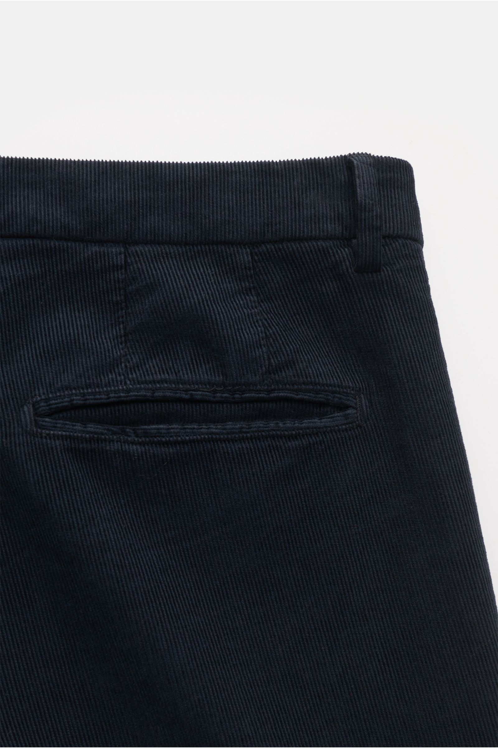 Close-up rear view of the navy corduroy fabric and welt pocket of the Boglioli Cord Anzug 'K. Jacket' navy trousers, featuring a cotton-microfiber blend with a soft, slightly elastic texture.