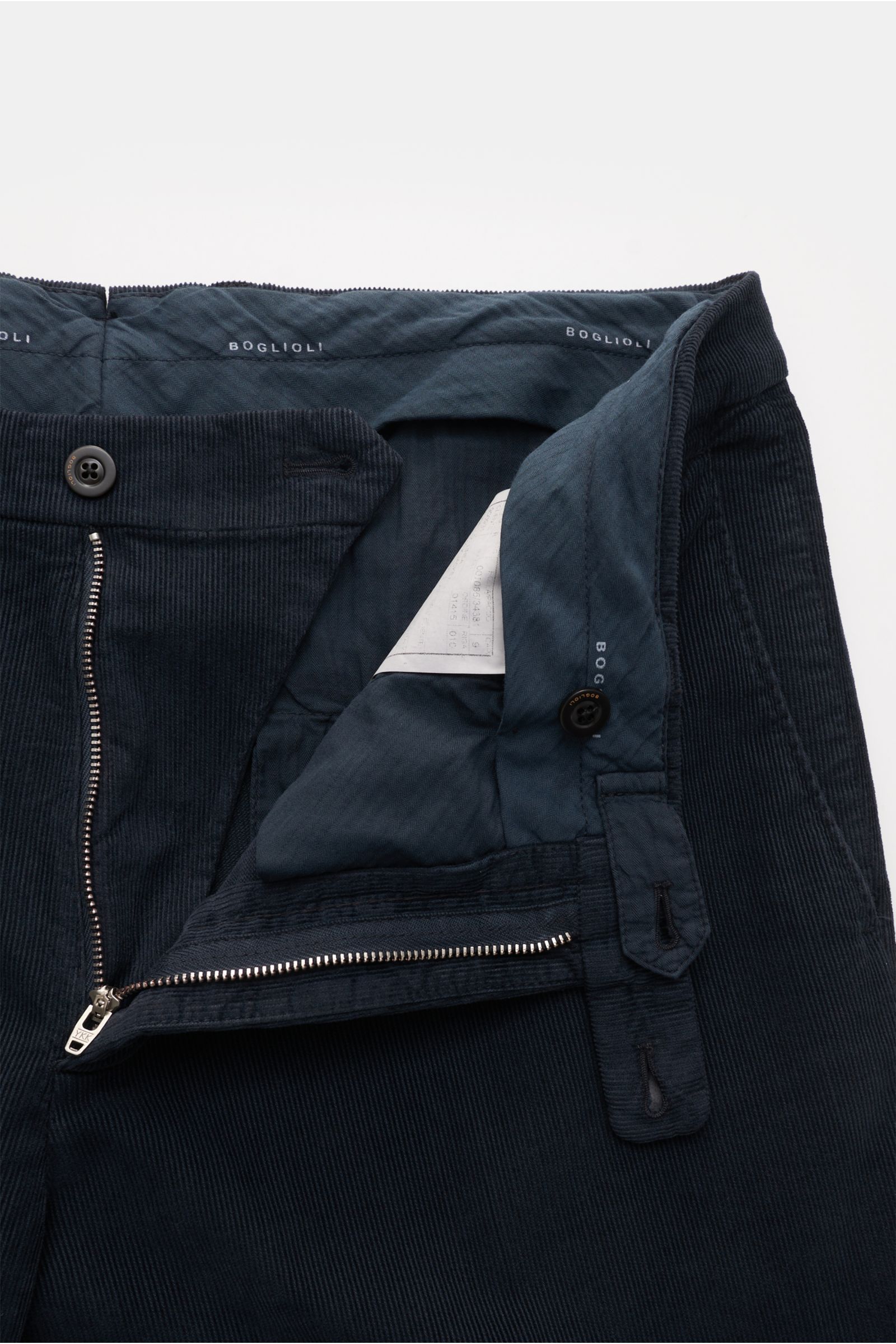 Close-up front view of navy corduroy pants from the Boglioli Cord Anzug 'K. Jacket' navy, showing unzipped fly, button, and interior lining with Boglioli branding. Leichtes Unconstructed-Design auf italienische Art: Der stilvolle 'K. Jacket' Anzug aus fei