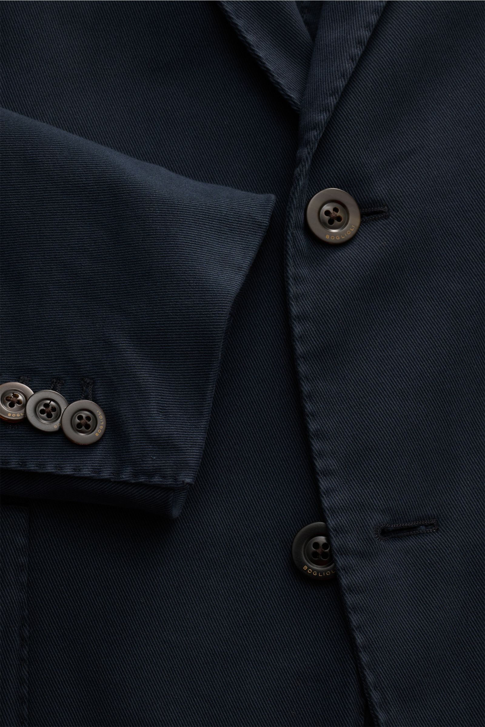 Nahaufnahme des Boglioli Anzugs 'K. Jacket' navy aus Baumwoll-Twill mit tailliertem Zwei-Knopf-Sakko und Kissing Buttons.
