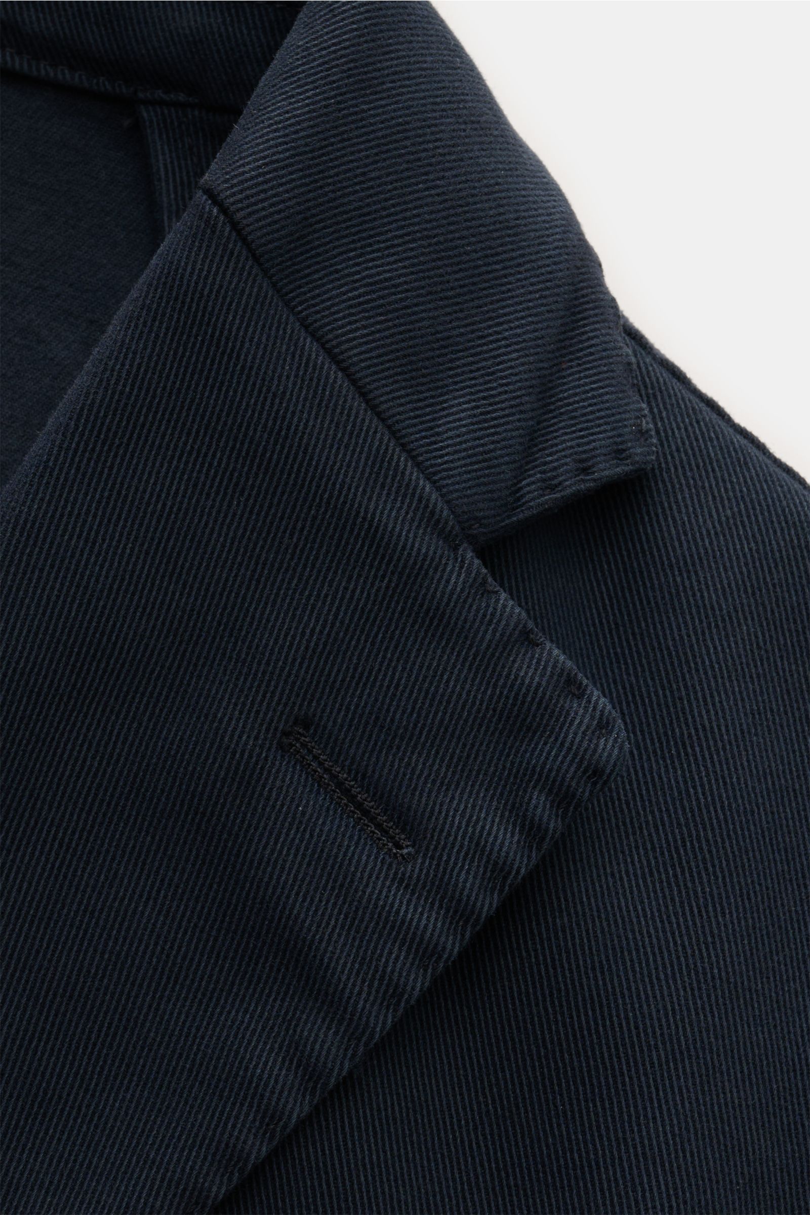 Nahaufnahme des Reverses vom Boglioli Anzug 'K. Jacket' navy aus Baumwoll-Twill mit weichem Griff und leichter Elastizität, Seitenansicht.