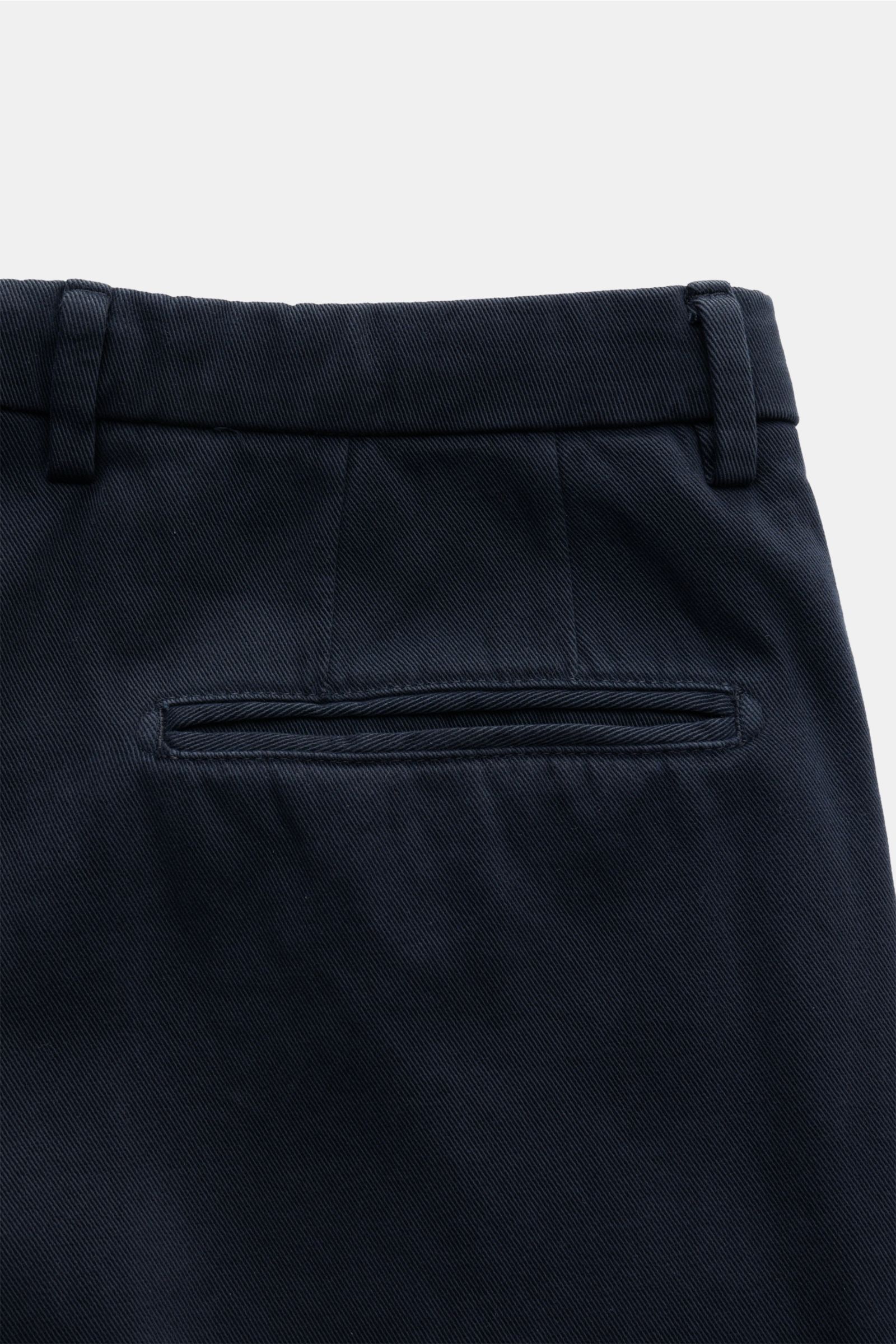 Detailaufnahme der Rückseite der Hose vom Boglioli Anzug 'K. Jacket' navy aus Baumwoll-Twill mit paspelierter Gesäßtasche.