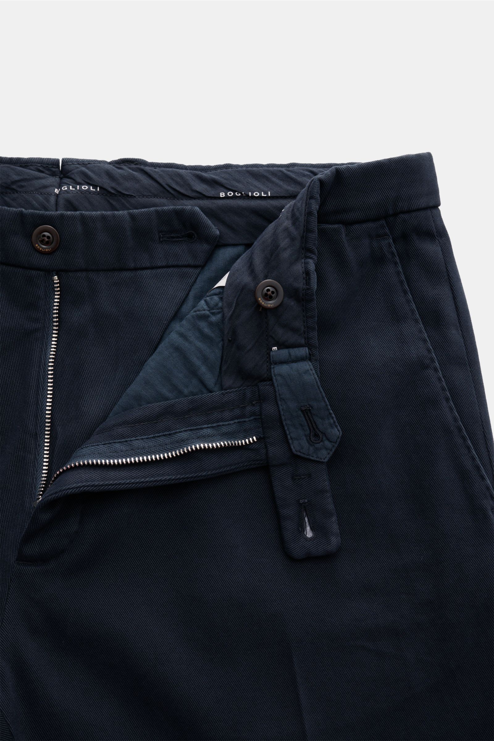 Boglioli Anzug 'K. Jacket' navy Hose in Twill aus Baumwolle mit Reißverschluss, Bundknöpfen und französischen Taschen, Detailansicht.