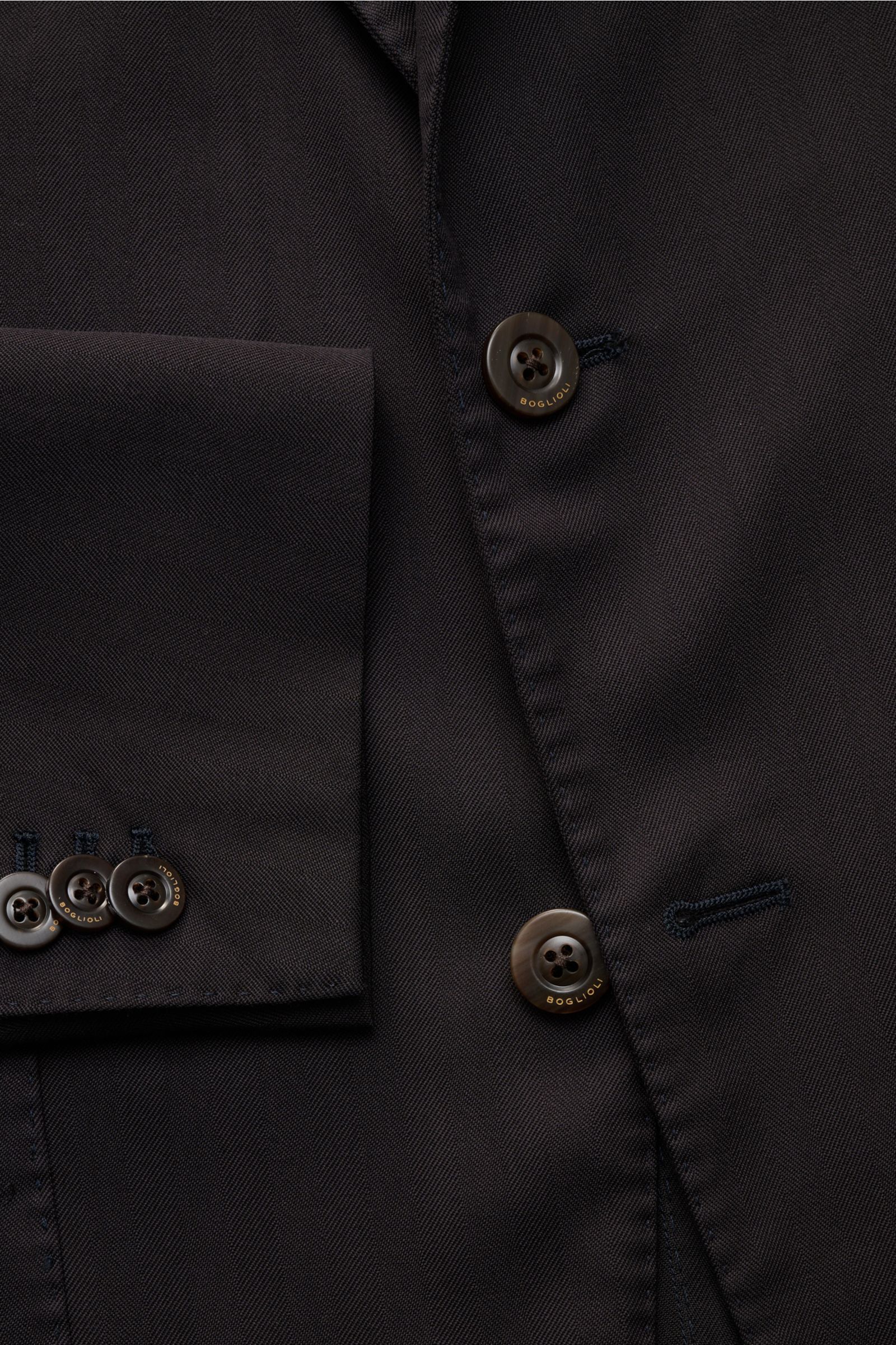 Close-up front view of Boglioli Anzug dark navy jacket with unconstructed design, tonal stripe pattern, and branded buttons in pure virgin wool.