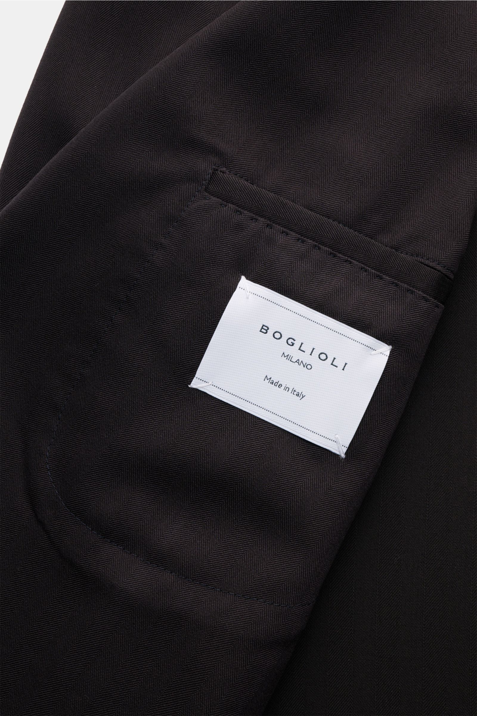 Close-up interior view of the dark navy Boglioli Anzug showing the white Boglioli Milano label on the soft, unconstructed pure virgin wool fabric with tonal stripe pattern. Lässige Schneiderkunst auf italienische Art: Dieser Anzug von BOGLIOLI überzeugt m