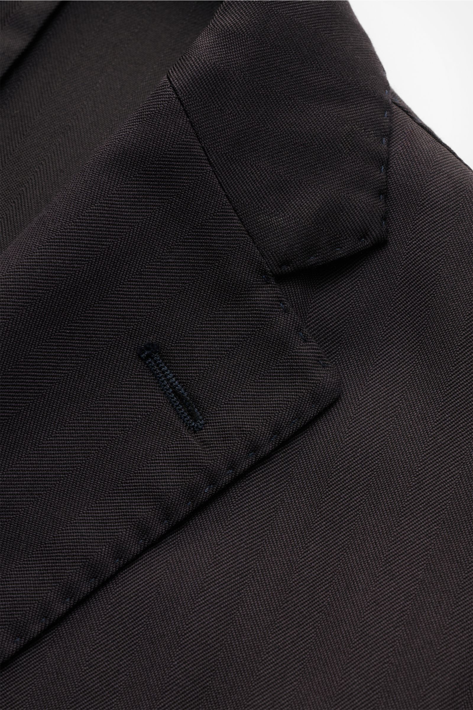 Close-up front angle of Boglioli Anzug dark navy blazer lapel showing fine tonal stripe weave, pure new wool fabric, and soft, unconstructed design details.