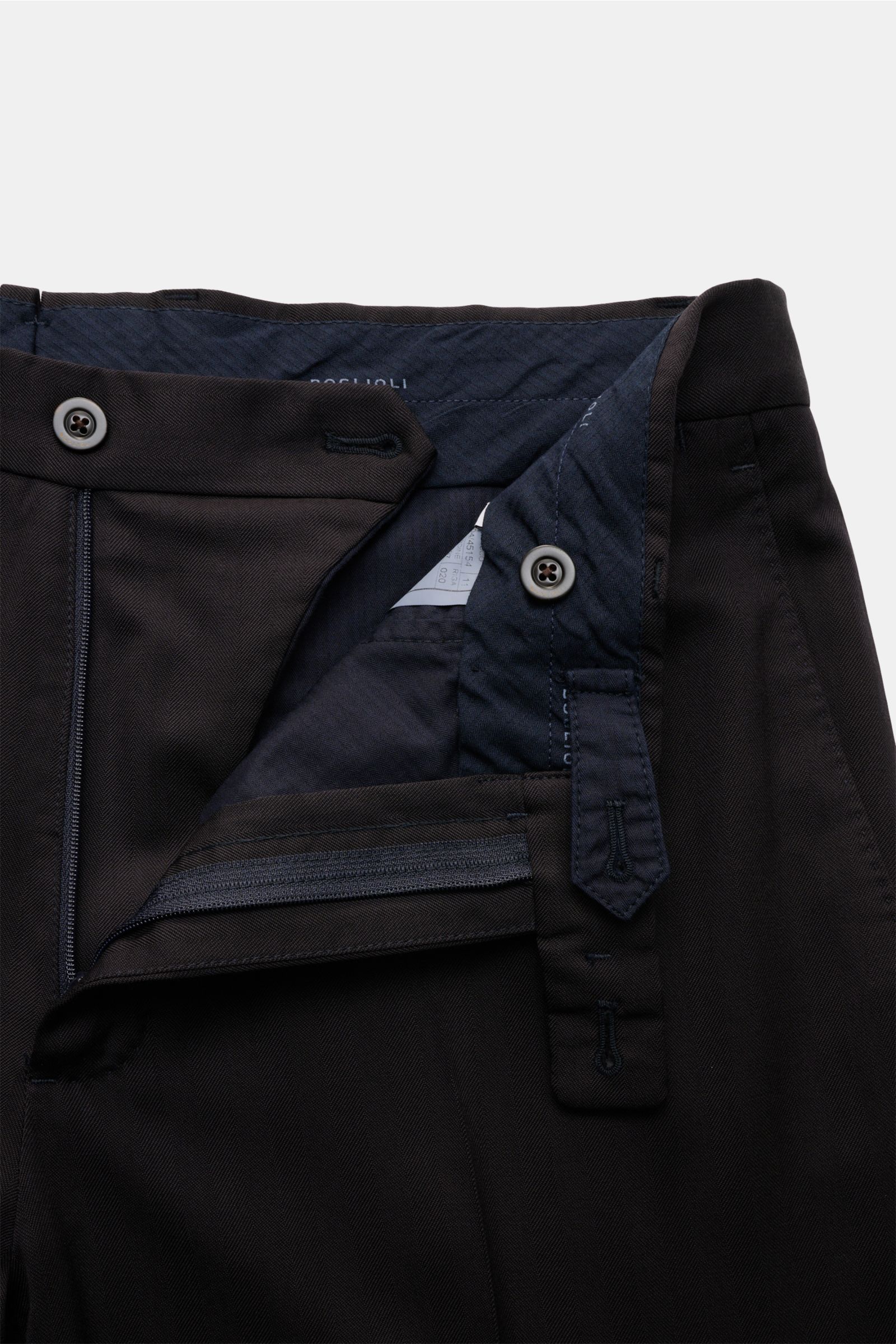 Close-up front view of the Boglioli Anzug dark navy trousers showing unzipped fly, button closure, and tonal stripe fabric, made of pure soft virgin wool. Lässige Schneiderkunst auf italienische Art: Dieser Anzug von BOGLIOLI überzeugt mit seinem Unconstr