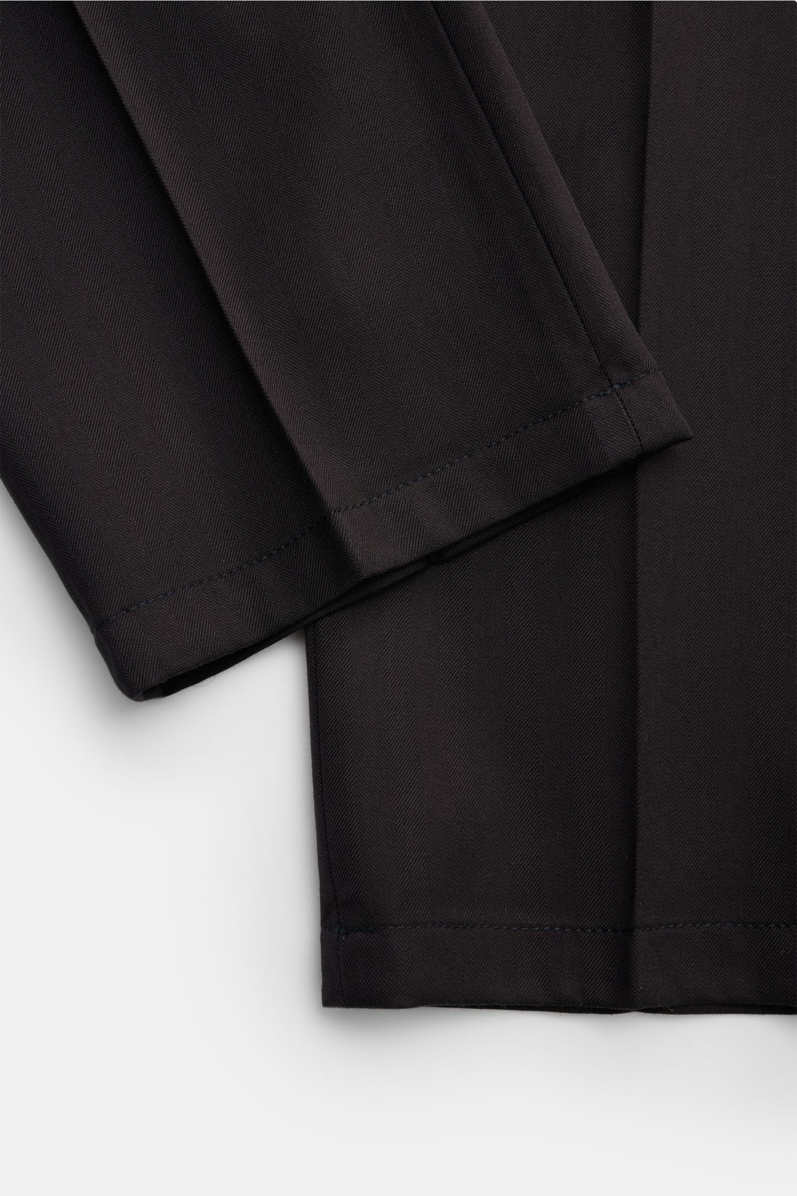 Close-up front view of the hem and sleeve edges of the Boglioli Anzug dark navy, showcasing its tonal stripe pattern and soft pure wool fabric. Lässige Schneiderkunst auf italienische Art: Dieser Anzug von BOGLIOLI überzeugt mit seinem Unconstructed Desig