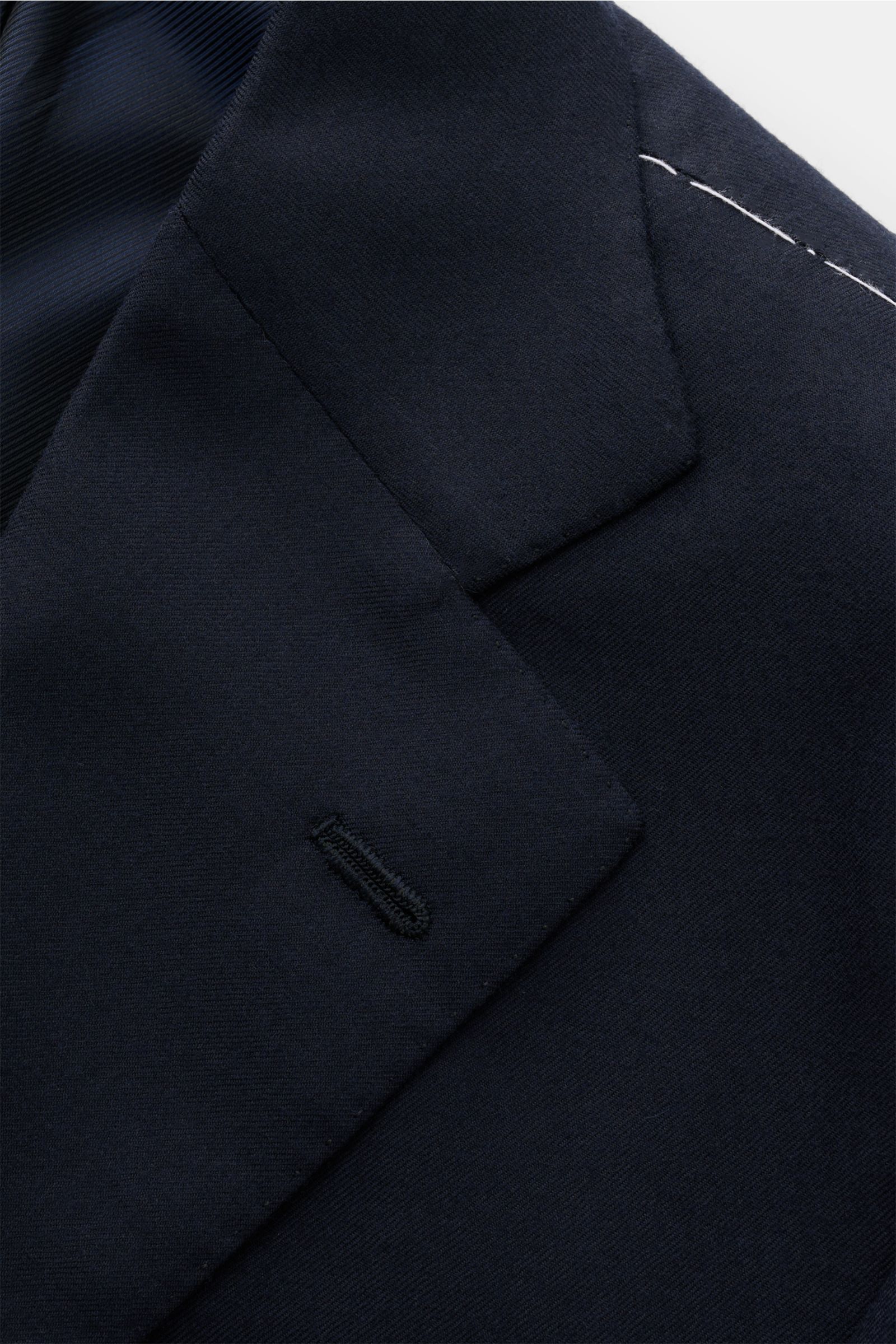 Close-up shot of the lapel and shoulder of the Cesare Attolini Anzug dark navy, showcasing fine Super 150'S wool and expert craftsmanship.

This Cesare Attolini Anzug dark navy exemplifies Neapolitan tailoring perfection with pure Super 150'S wool, slim f