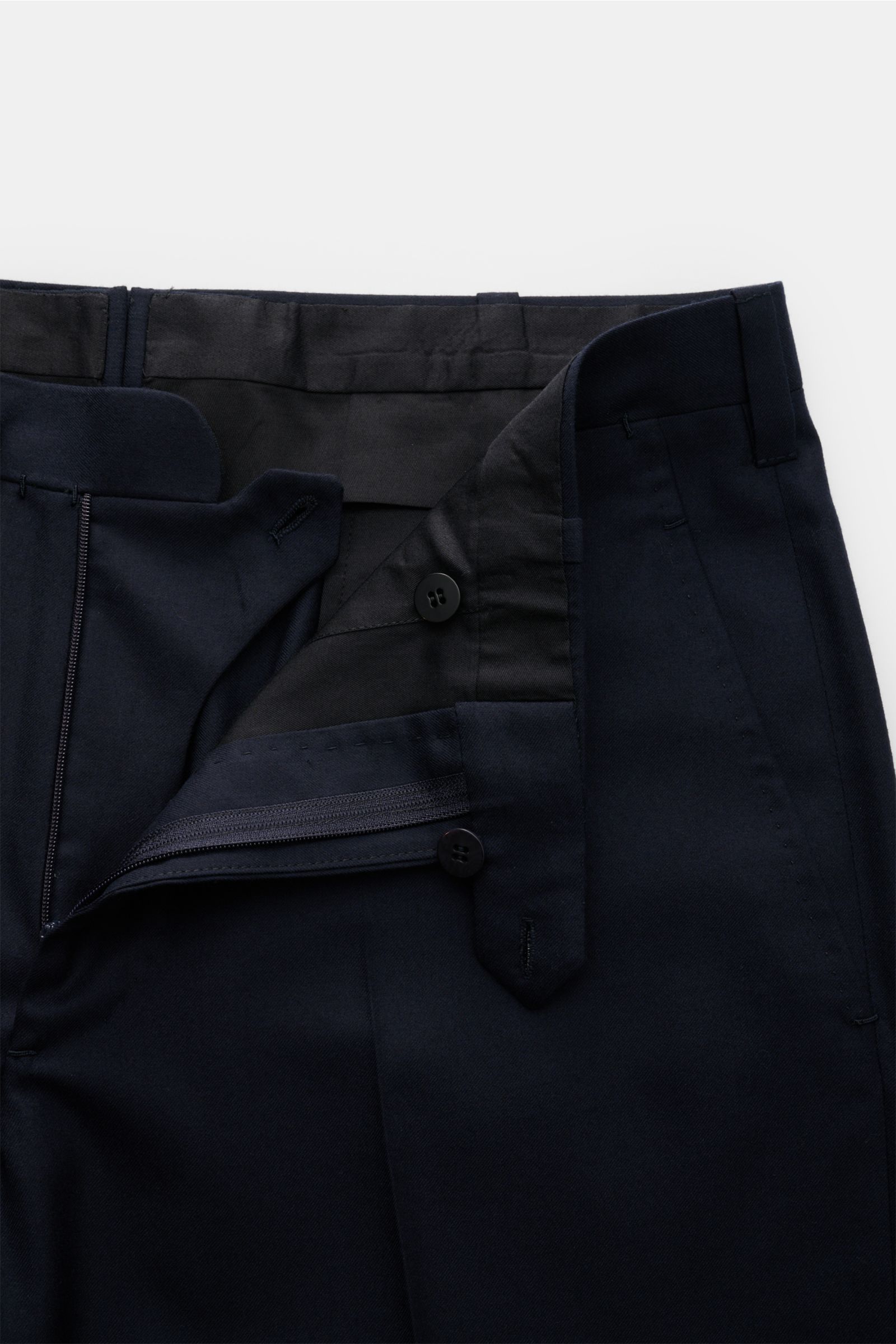 Close-up front view of the Cesare Attolini Anzug dark navy trousers, featuring a zipper, button closure, and tailored waistband in fine Super 150'S wool.

This description is within 125 characters and naturally incorporates the product name with the persp
