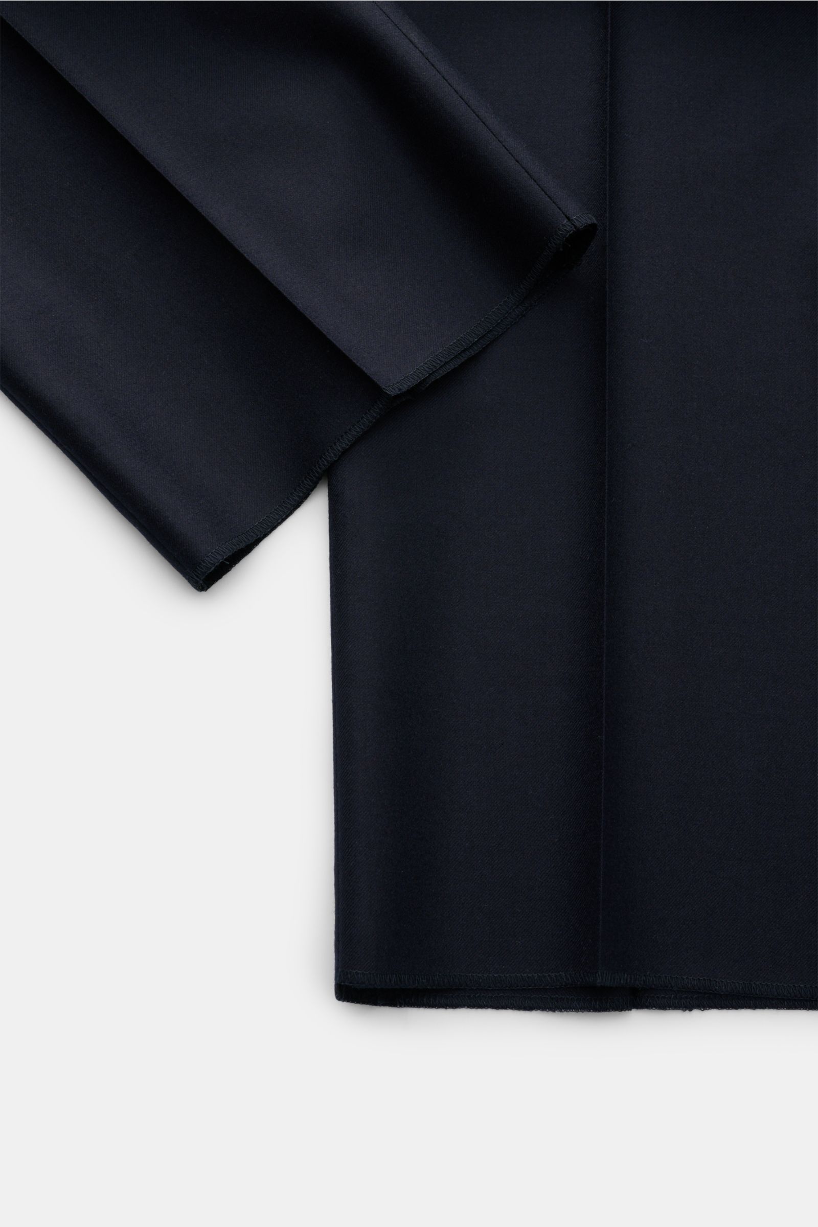 Dark navy fabric swatches of Cesare Attolini Anzug dark navy shown from above, highlighting smooth Super 150's wool texture.