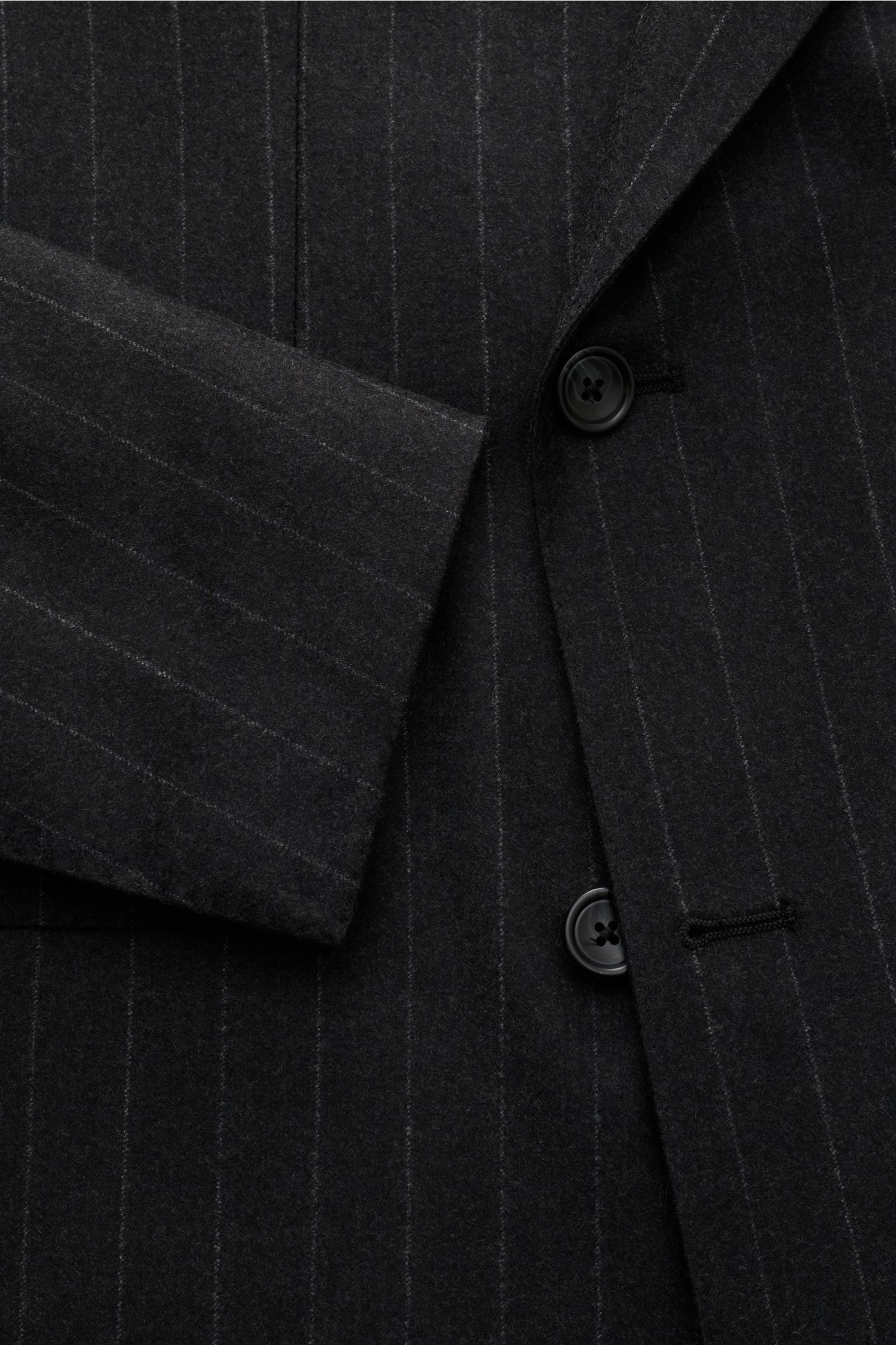Close-up front view of Tagliatore Anzug 'Vesuvio' anthrazit gestreift, a slim fit, double-breasted charcoal pinstripe suit in soft pure Super 110'S wool with notch lapel and black buttons. Zeitgenössisches Design trifft italienische Tradition aus dem Haus