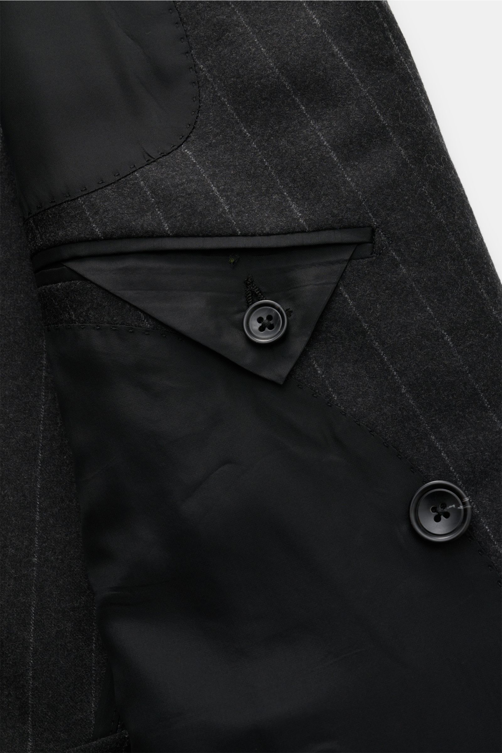 Close-up view of the inner lining and button details of the Tagliatore Anzug 'Vesuvio' anthrazit gestreift, made of pure Super 110'S wool, showcasing its slim fit and elegant craftsmanship. Zeitgenössisches Design trifft italienische Tradition aus dem Hau