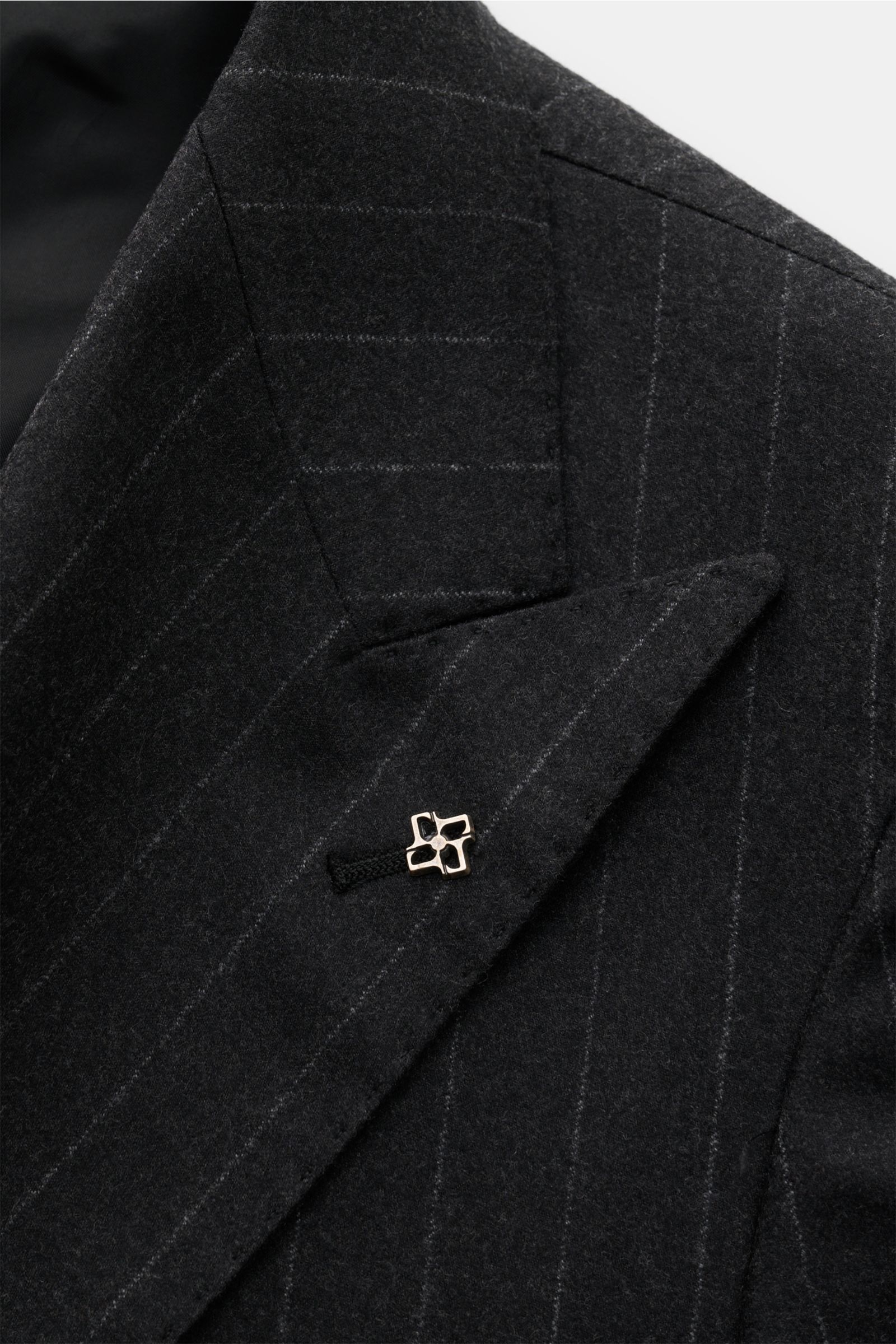 Close-up front angle of Tagliatore Anzug 'Vesuvio' anthrazit gestreift featuring soft Super 110'S wool, slim fit, and sharp peak lapel with pin.