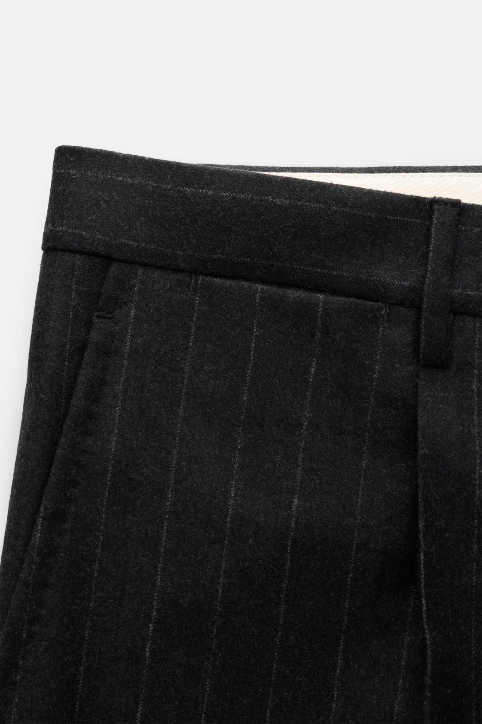 Close-up front-left view of the Tagliatore Anzug 'Vesuvio' anthrazit gestreift pants in soft, pure Super 110'S wool with slim fit and classic design details.