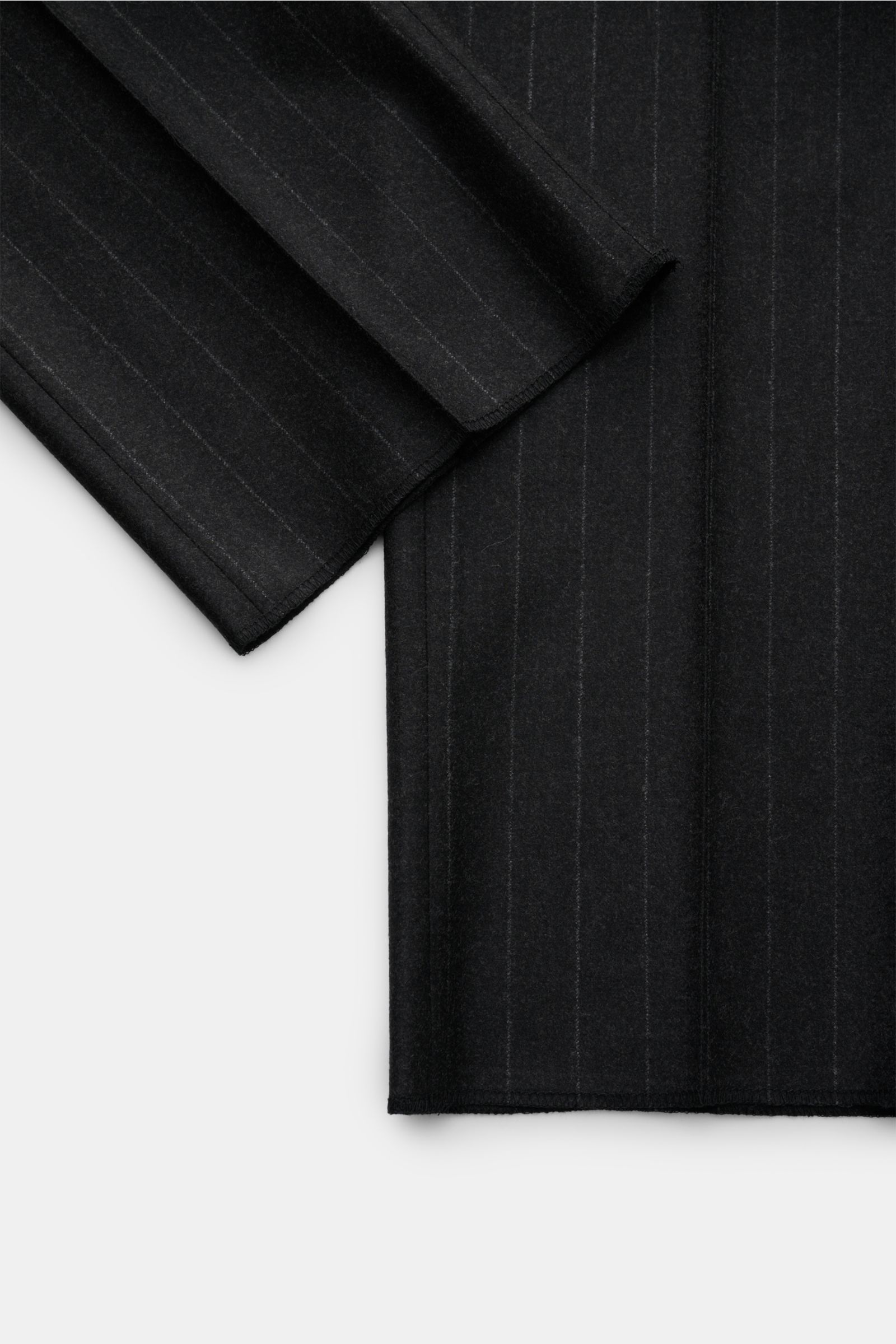 Close-up top-down view of the Tagliatore Anzug 'Vesuvio' anthrazit gestreift fabric showing soft, pure Super 110'S wool with subtle pinstripes.