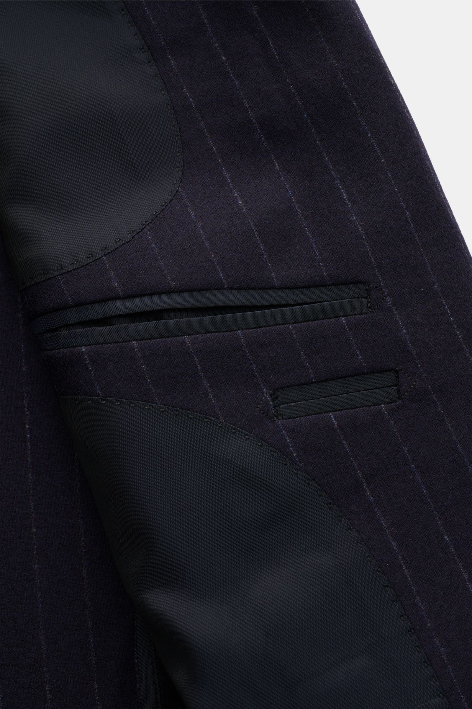 Nahaufnahme des Innenfutters und der Innentaschen des Tagliatore Anzugs 'Vesuvio' navy gestreift aus reiner, leicht elastischer Schurwolle.