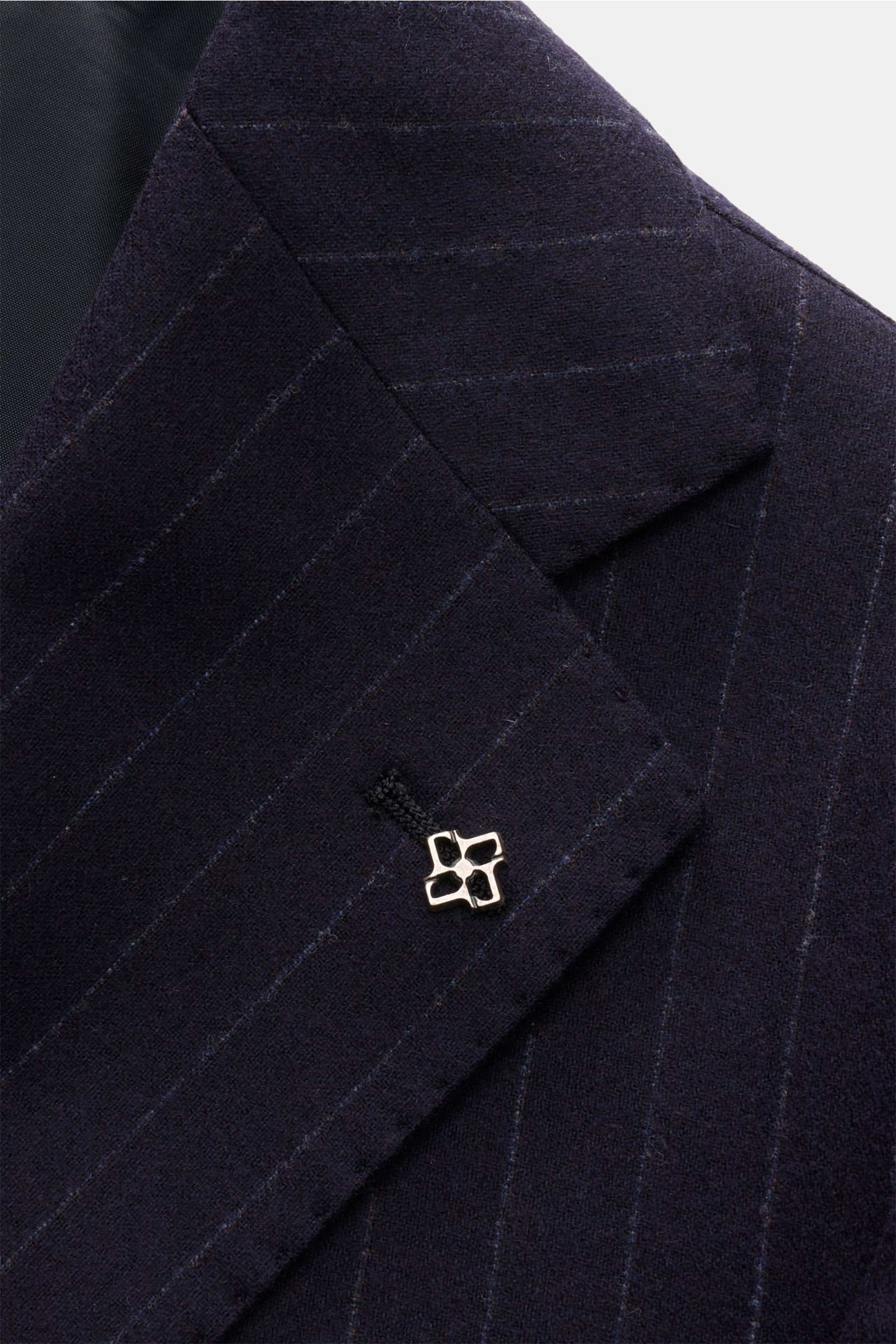 Tagliatore Anzug 'Vesuvio' navy gestreift, Detailansicht fallendes Revers mit Pin aus reiner, leicht elastischer Schurwolle, Slim Fit, Chalk-Stripes.