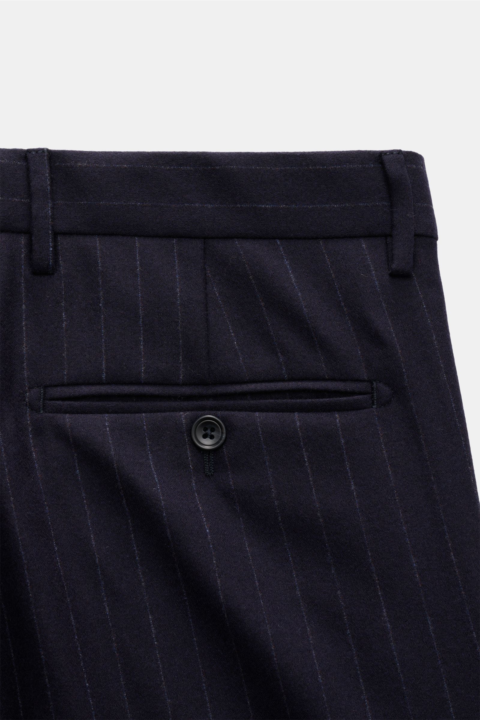 Tagliatore Anzug 'Vesuvio' navy gestreift, Detail Rückansicht Hose mit Knopf-Gesäßtasche, reine Schurwolle, Slim Fit, leicht elastisch.