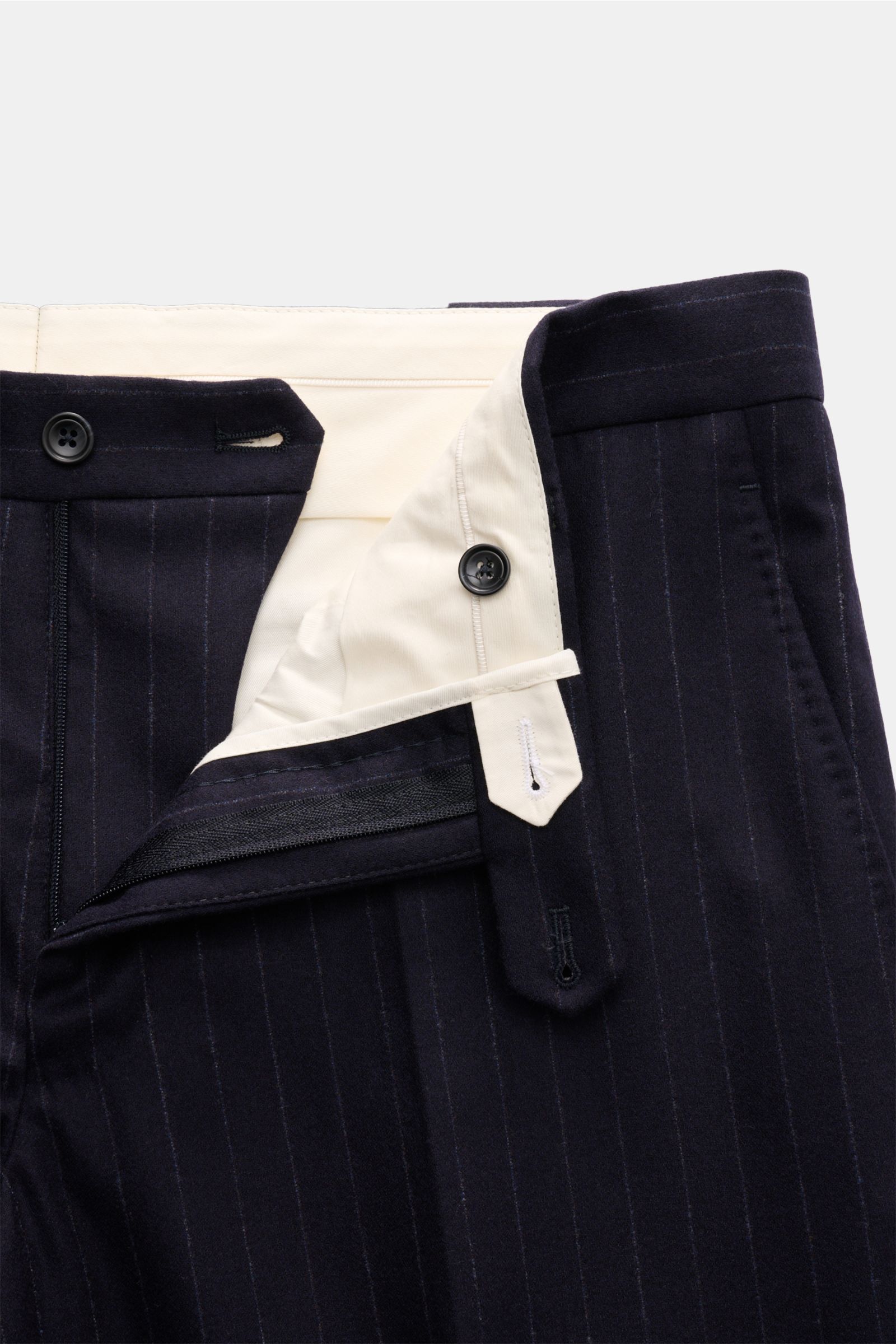 Tagliatore Anzug 'Vesuvio' navy gestreift, Detailansicht der leicht elastischen Schurwollhose mit Reißverschluss, Bundknöpfen und französischen Taschen.