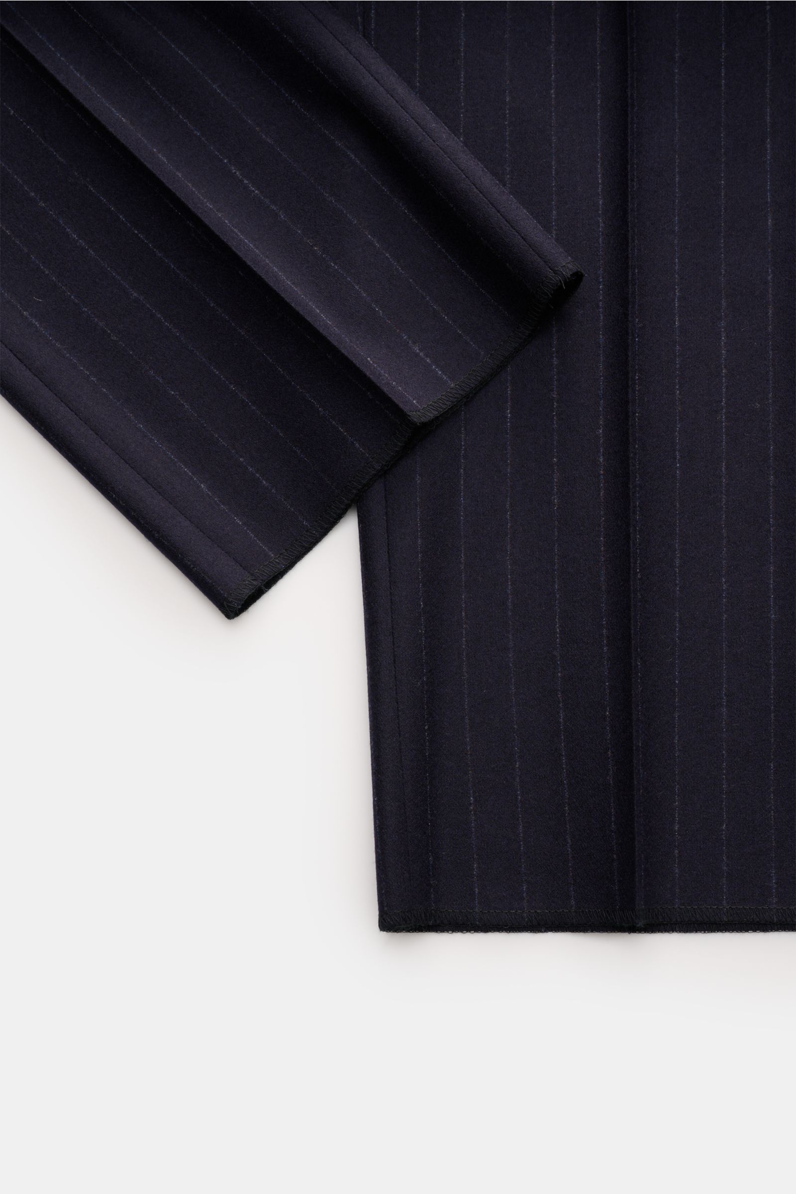 Tagliatore Anzug 'Vesuvio' navy gestreift, Detailaufnahme der Ärmelenden aus reiner, leicht elastischer Schurwolle mit klassischen Chalk-Stripes, Slim Fit.