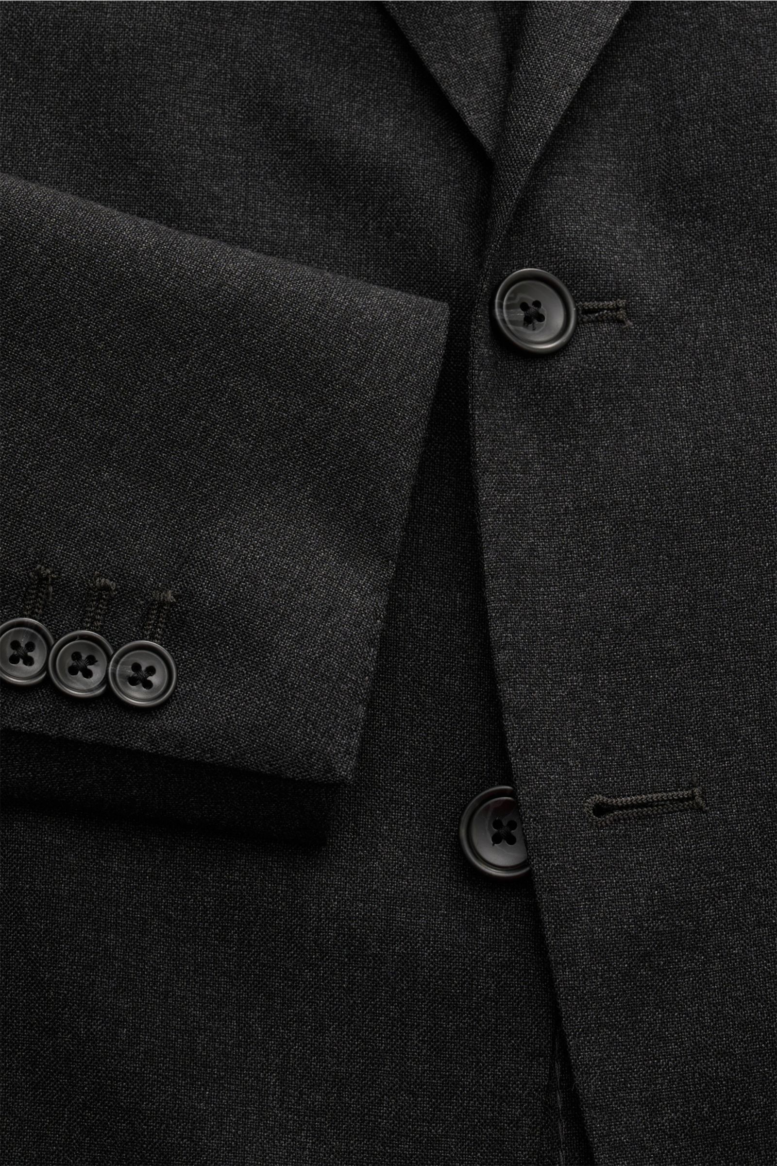 Close-up shot from above of the Tagliatore Anzug 'Vesuvio' anthrazit meliert jacket sleeve and front, showing buttons and fine wool fabric. Zeitgenössisches Design trifft italienische Tradition aus dem Hause TAGLIATORE: Mit dem ebenso eleganten wie komfor