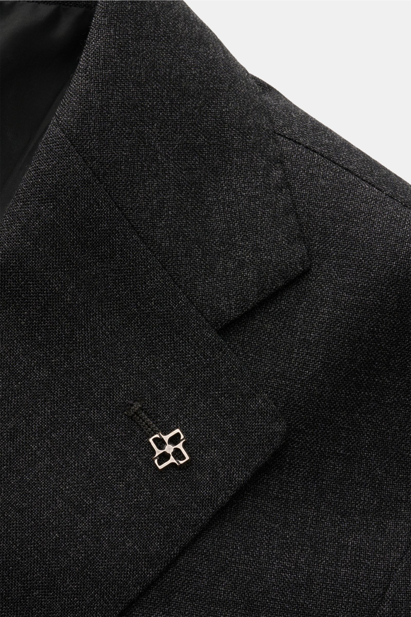 Close-up front view of the lapel and pin detail on the Tagliatore Anzug 'Vesuvio' anthrazit meliert, a slim fit, pure wool business suit.

(Note: The detailed product description provided is too long for an alt tag limited to 125 characters, so this alt t