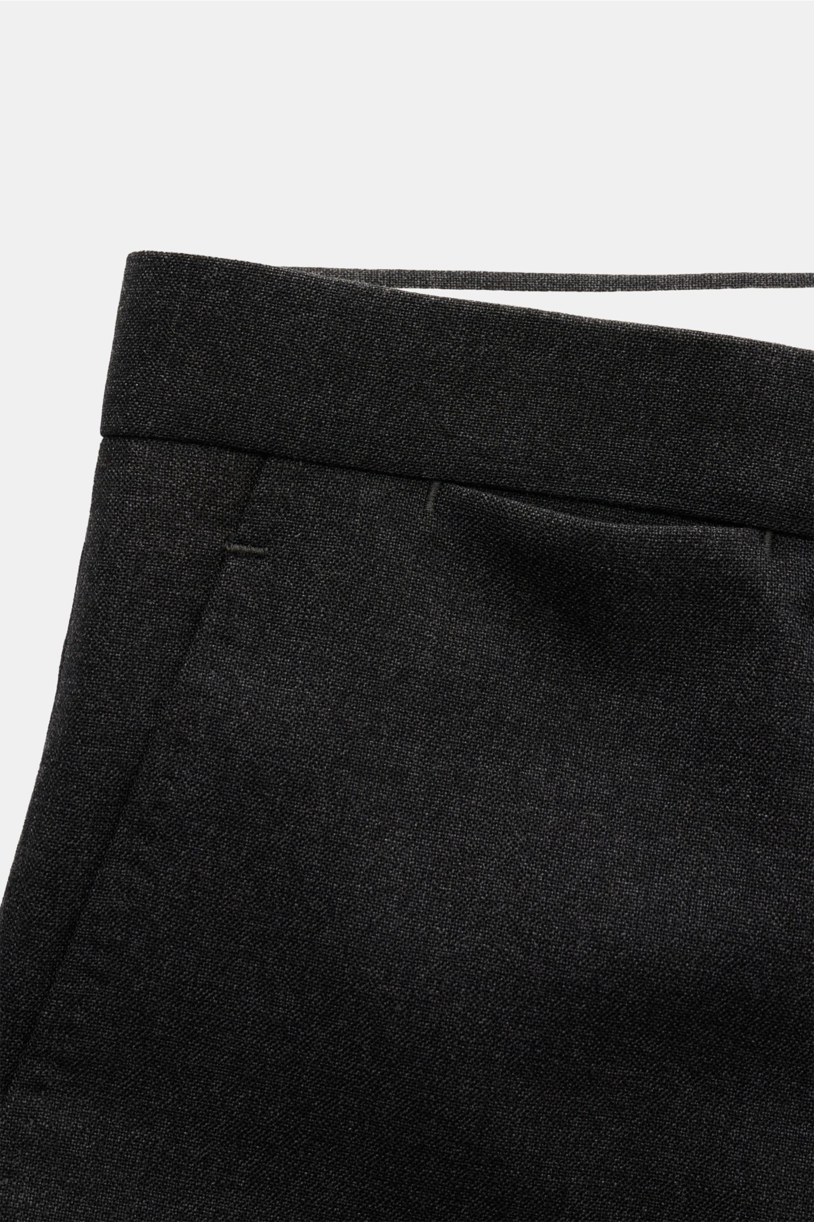 Close-up front-side view of the Tagliatore Anzug 'Vesuvio' anthrazit meliert pants in pure virgin wool with slim fit, regular thigh width, zipper, button waistband, French pockets, watch pocket, and buttoned back pockets. Zeitgenössisches Design trifft it