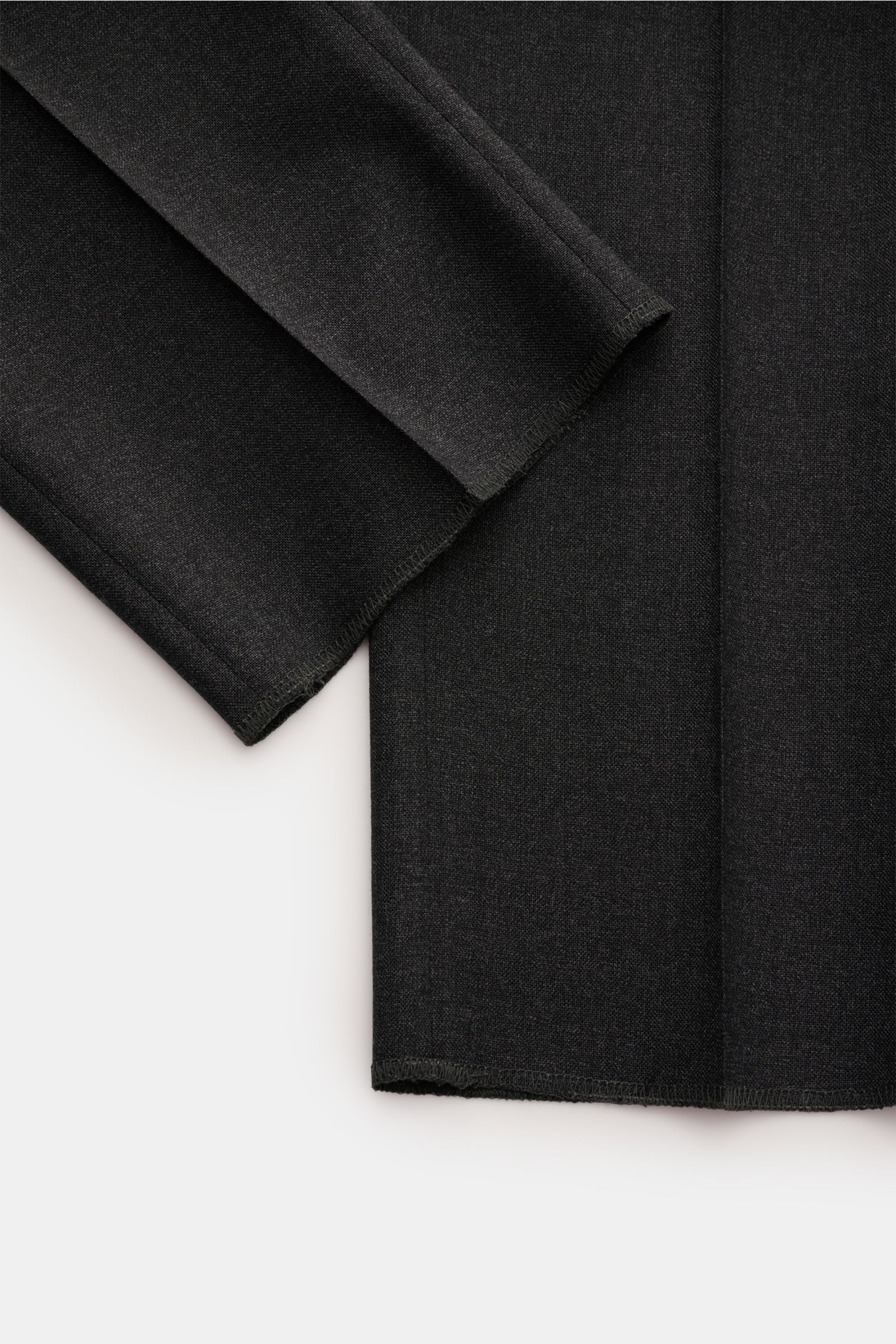 Close-up front view of the sleeve and bottom hem of the Tagliatore Anzug 'Vesuvio' anthrazit meliert in pure virgin wool with slim fit and soft texture.