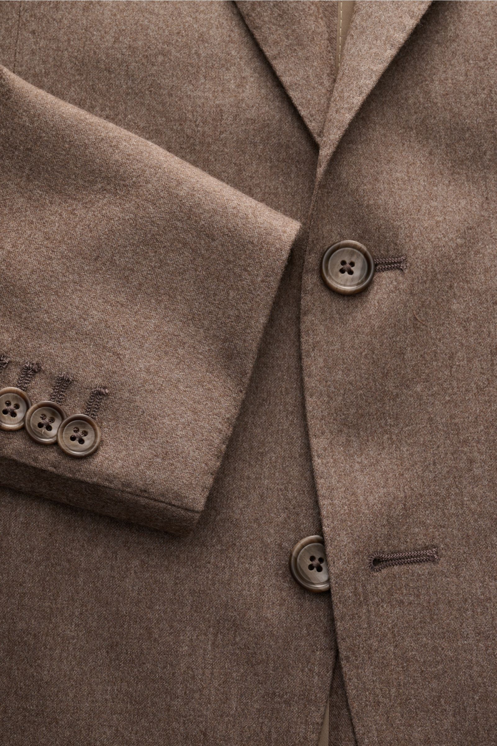 Tagliatore Anzug 'Vesuvio' graubraun meliert, Detailaufnahme von vorne, tailliertes Sakko mit Knöpfen aus Schurwolle und Seide, Slim Fit