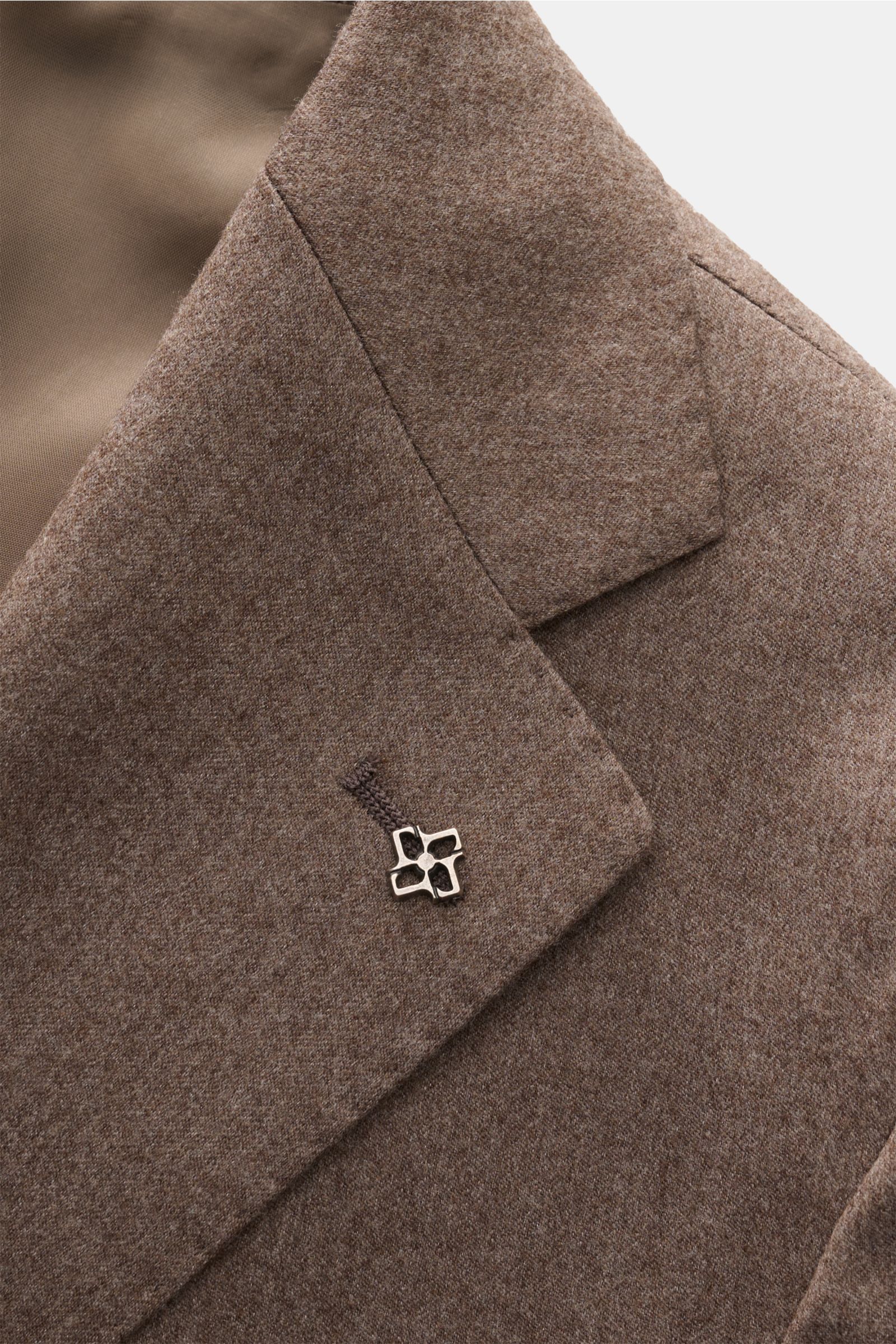 Tagliatore Anzug 'Vesuvio' graubraun meliert, Detailaufnahme Revers mit Pin, halb gefütterter Zweiteiler aus Schurwolle mit Seide, Slim Fit.