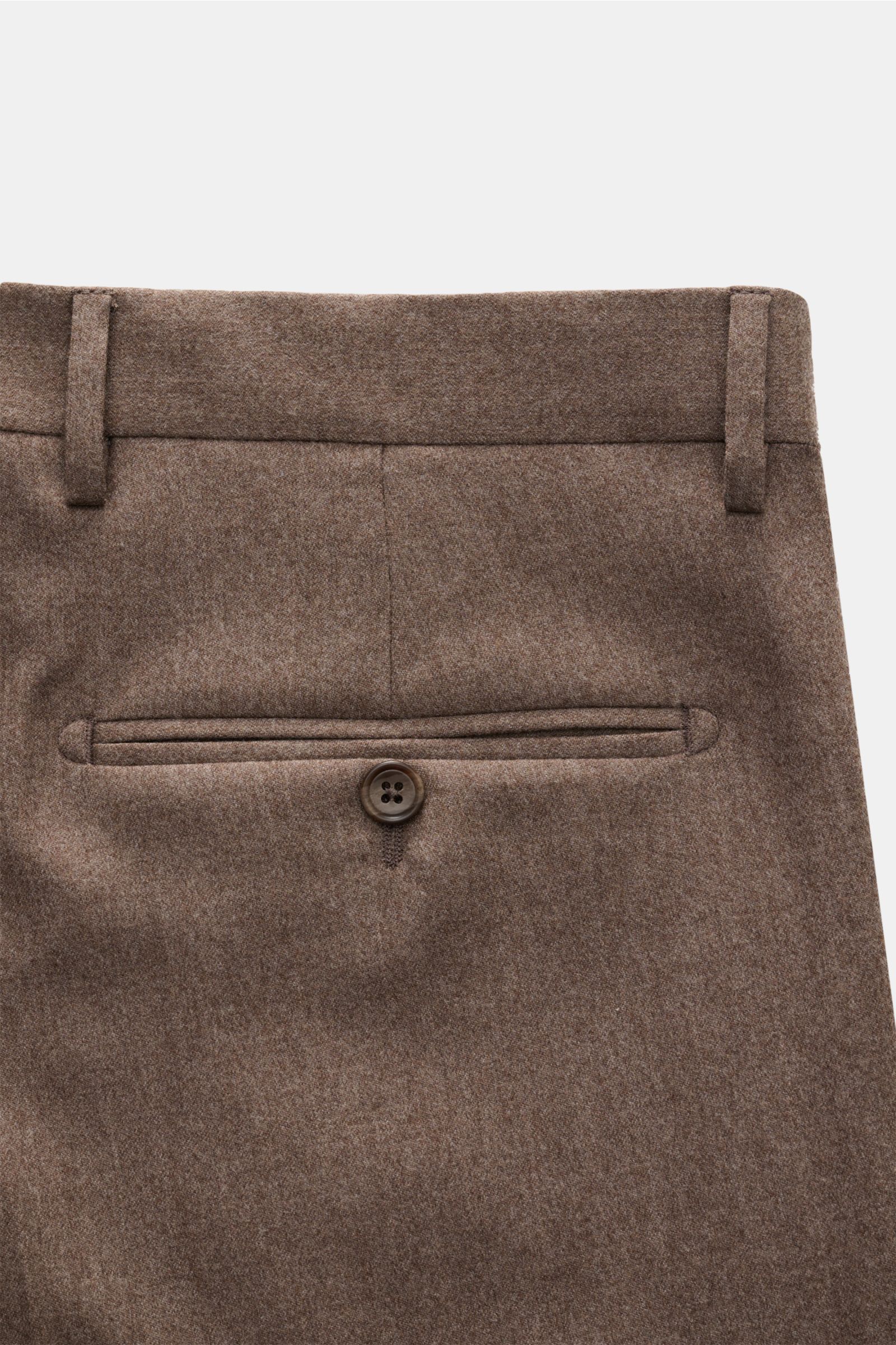 Tagliatore Anzug 'Vesuvio' graubraun meliert, Detailansicht der Hose mit Knopf-Gesäßtasche, schmal zulaufend, aus Schurwolle-Seide-Mix.