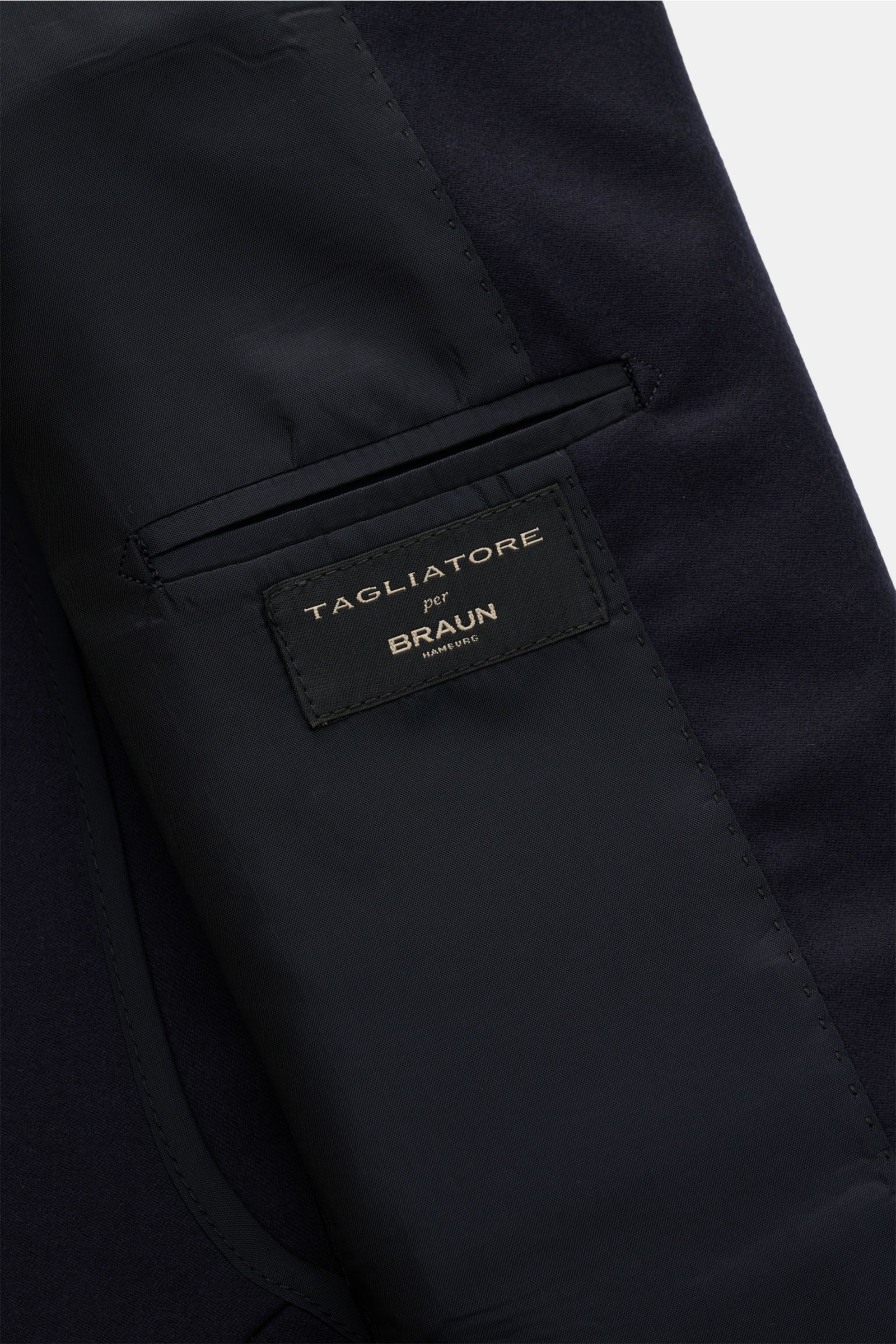Nahaufnahme der Innentasche und des Labels des halb gefütterten Tagliatore Anzugs 'Vesuvio' navy aus Schurwolle mit Seide.