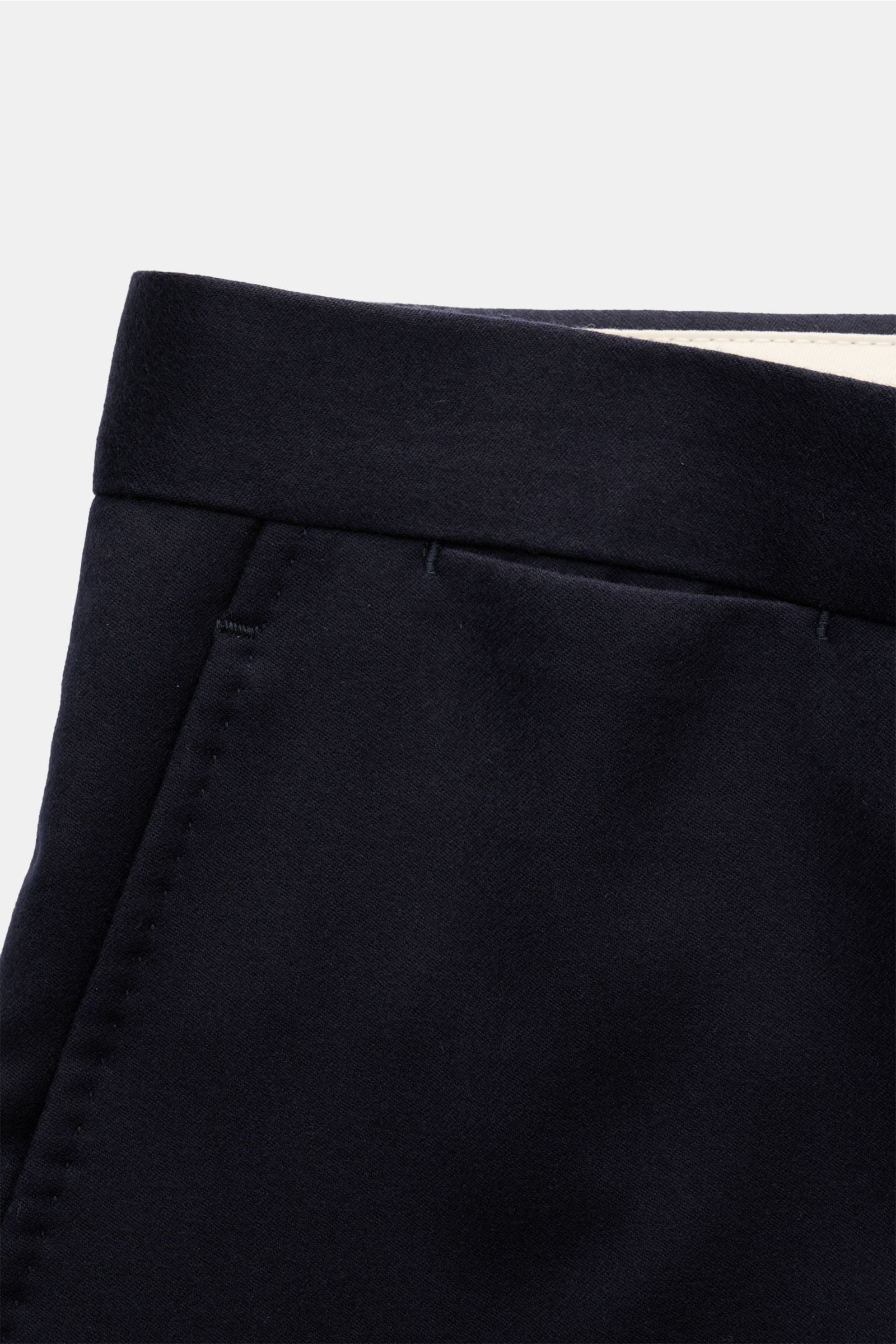 Tagliatore Anzug 'Vesuvio' navy, Detailaufnahme von schmal zulaufender Hose mit Bund und französischer Tasche, weicher Schurwolle-Seiden-Mix.
