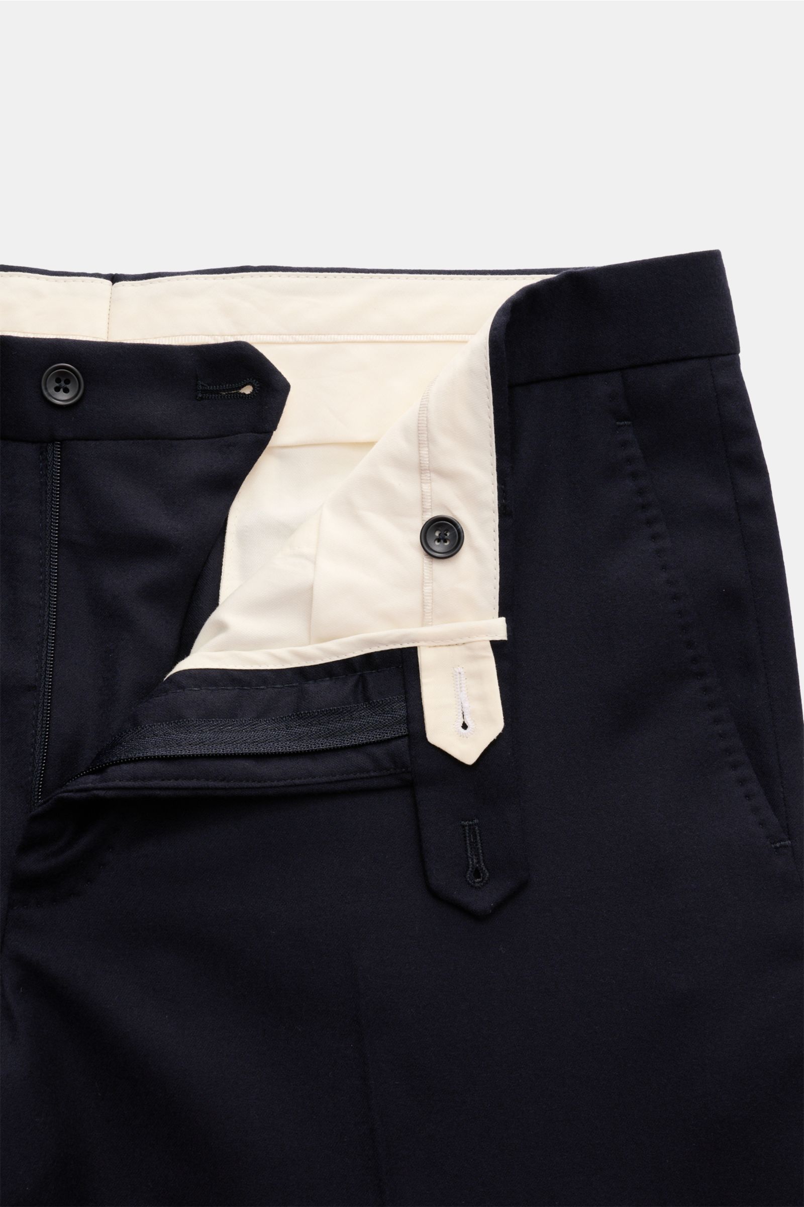Tagliatore Anzug 'Vesuvio' navy, Detailansicht der Hose von oben, Mix aus Schurwolle und Seide, Slim Fit, schmal zulaufend, Knöpfe, Reißverschluss, französische Taschen, kleine Uhrentasche sichtbar.