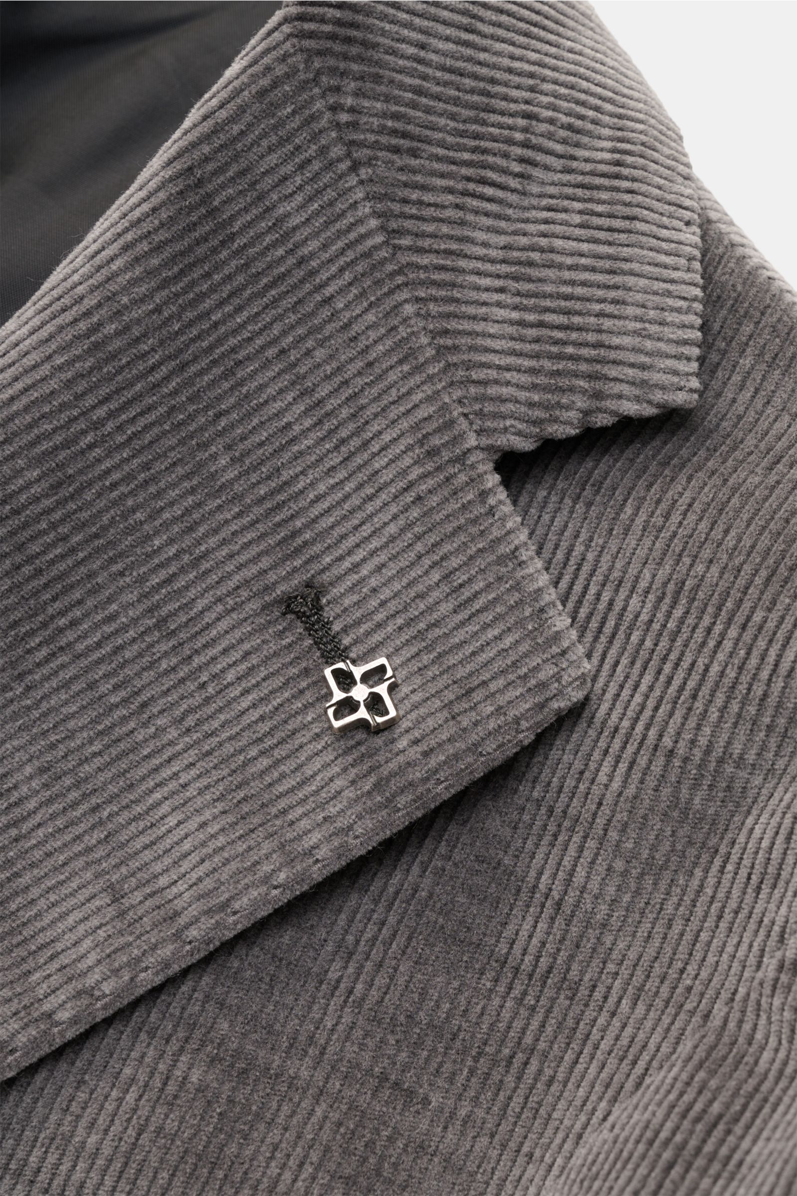 Close-up front angle of the lapel of the Tagliatore Cordanzug beige, a slim fit, two-button corduroy suit jacket in cotton and wool with a velvet touch.