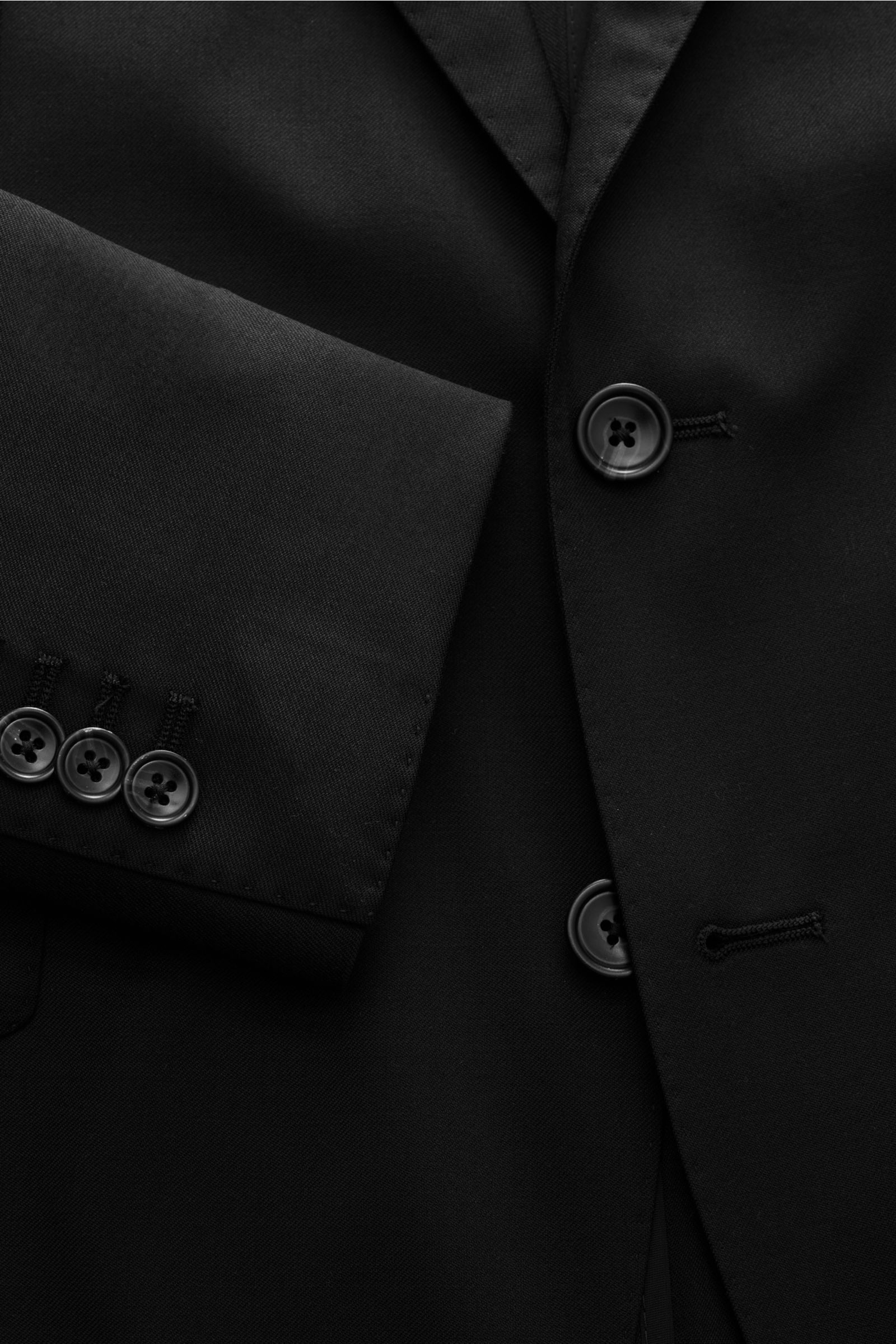 Close-up front view of the Tagliatore Anzug 'Vesuvio' schwarz showing black buttons and sleeve cuff details on a slim fit, half-lined pure Super 110's wool suit jacket.