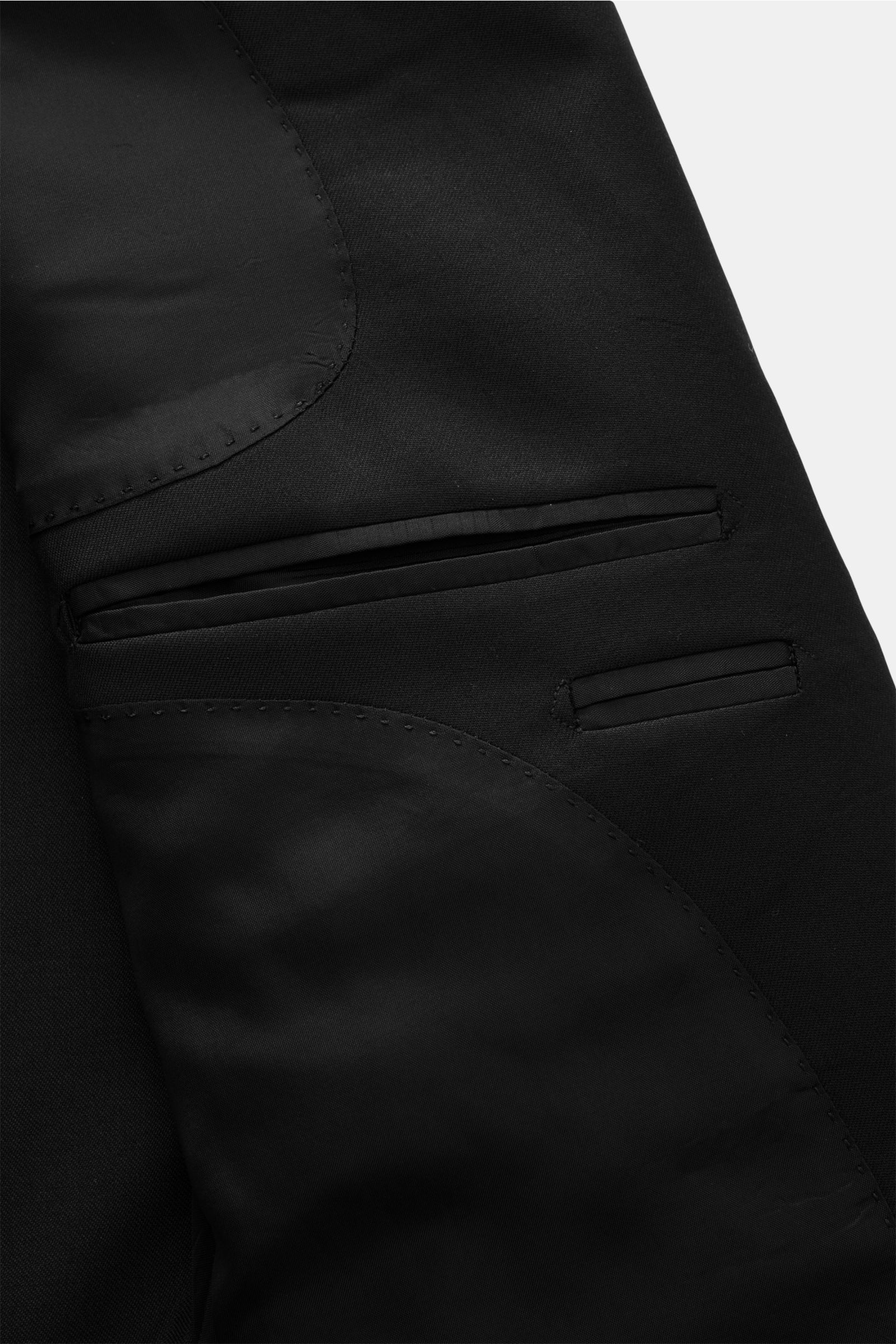 Close-up view of the inside pocket and lining of the Tagliatore Anzug 'Vesuvio' schwarz, a slim fit, half-lined two-piece suit made from pure Super 110'S wool, showcasing its fine stitching and soft texture. Zeitgenössisches Design trifft italienische Tra