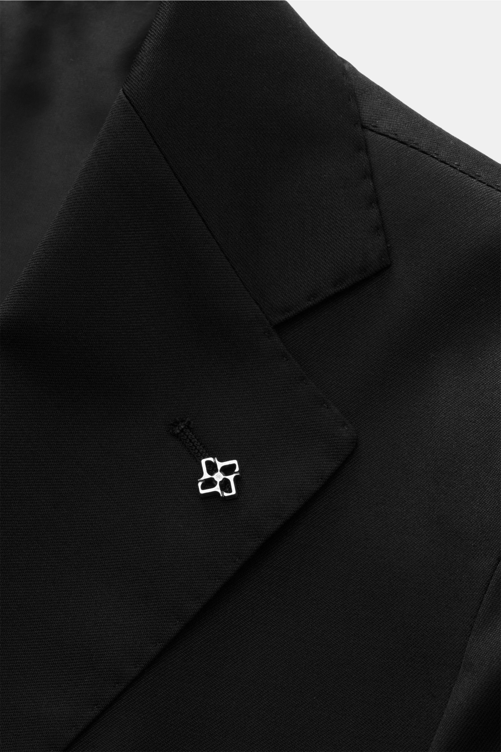Close-up front angled view of the lapel and collar of the Tagliatore Anzug 'Vesuvio' schwarz, a slim fit black suit in pure Super 110'S wool with soft touch and elegant, half-lined design. Zeitgenössisches Design trifft italienische Tradition aus dem Haus