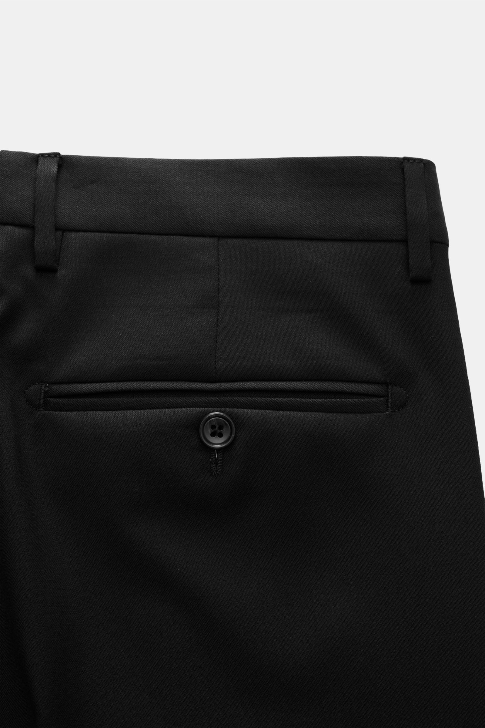 Black Tagliatore Anzug 'Vesuvio' schwarz trousers close-up from the back, showing buttoned welt pocket and belt loops, made of pure Super 110'S wool, slim fit, soft touch. Zeitgenössisches Design trifft italienische Tradition aus dem Hause TAGLIATORE: Mit