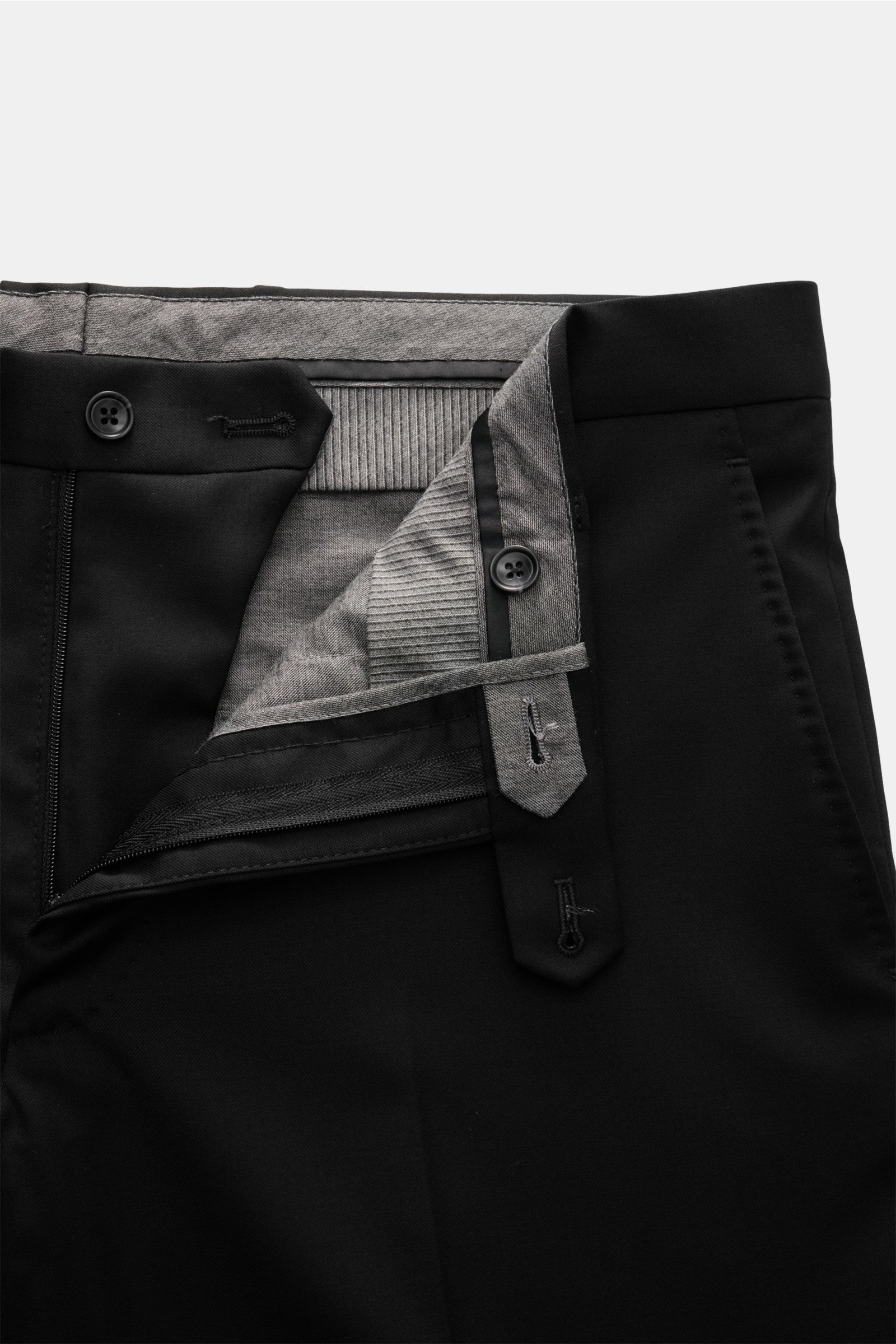 Close-up front view of the Tagliatore Anzug 'Vesuvio' schwarz trousers, slim fit, pure Super 110'S wool, soft touch, with zipper, button closure, and detailed inner lining. Zeitgenössisches Design trifft italienische Tradition aus dem Hause TAGLIATORE: Mi