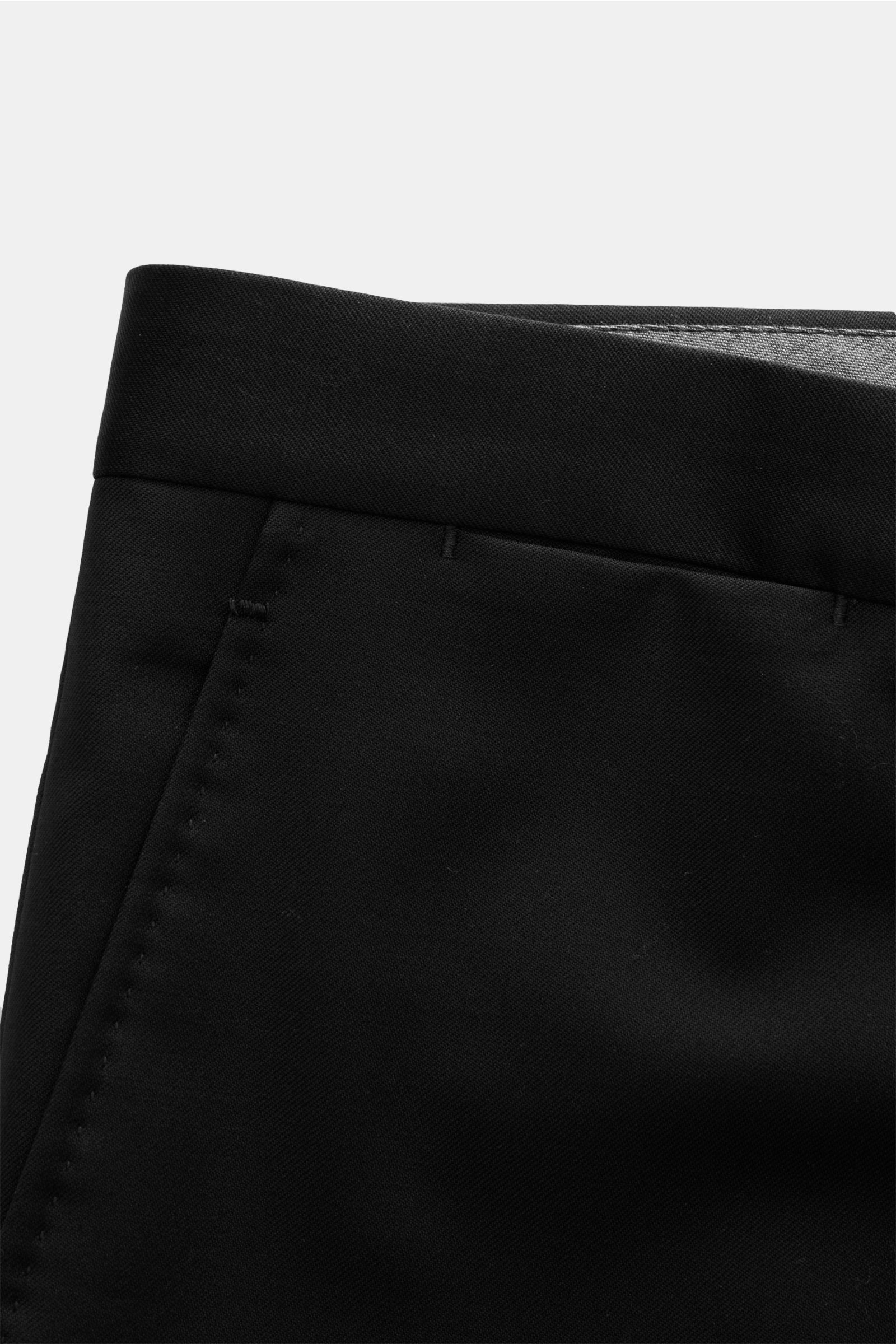 Close-up view of the black trousers from the Tagliatore Anzug 'Vesuvio' schwarz, made of pure Super 110'S wool with a soft feel, slim fit, featuring regular thigh width, zipper and button closure, French pockets, small watch pocket, and buttoned back pock