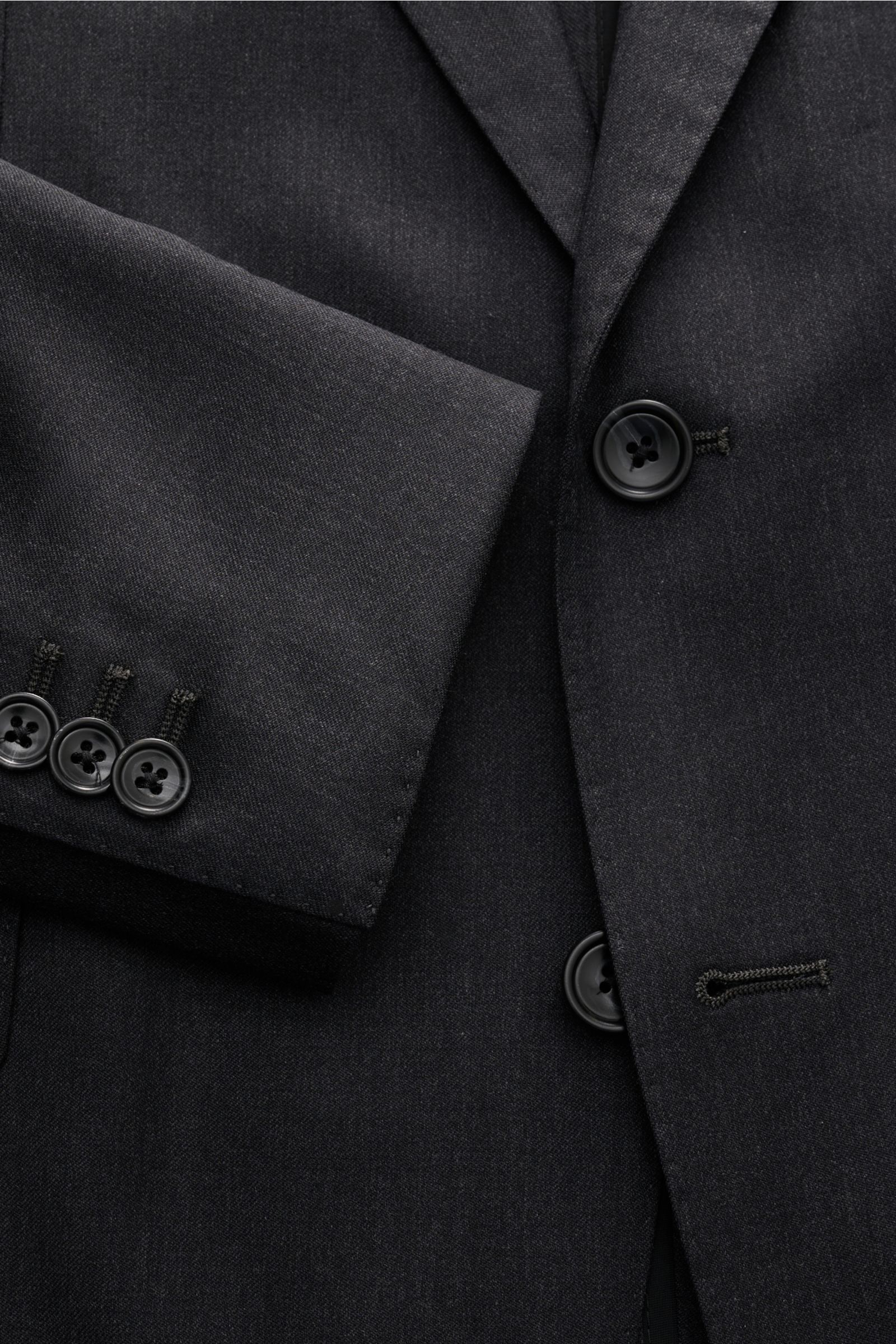 Close-up view of the Tagliatore Anzug 'Vesuvio' dunkelgrau meliert jacket sleeve and front buttons, showcasing the dark grey melange fabric made from a soft mix of virgin wool and silk, slim fit cut, two-button style, and detailed stitching. Zeitgenössisc