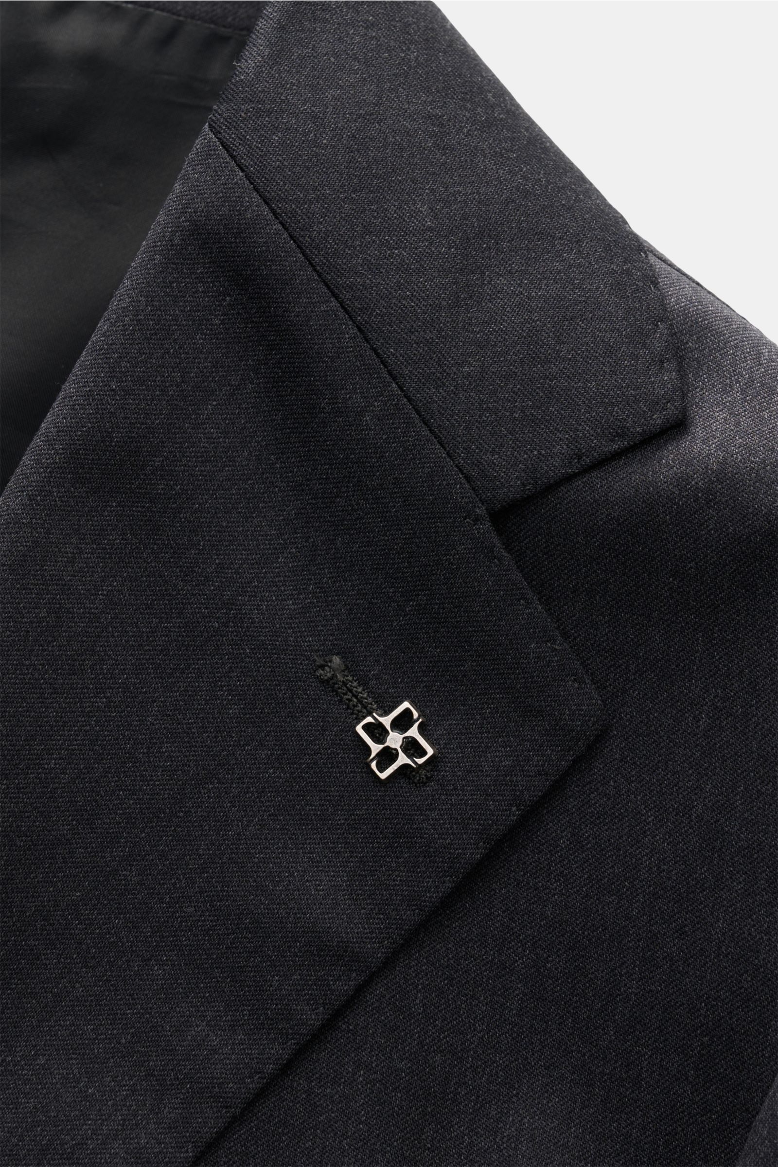 Close-up front view of the lapel and collar of the Tagliatore Anzug 'Vesuvio' dunkelgrau meliert, a slim fit dark grey melange suit made from a soft mix of virgin wool and silk, featuring a tailored two-button jacket with a notch lapel and pin detail.