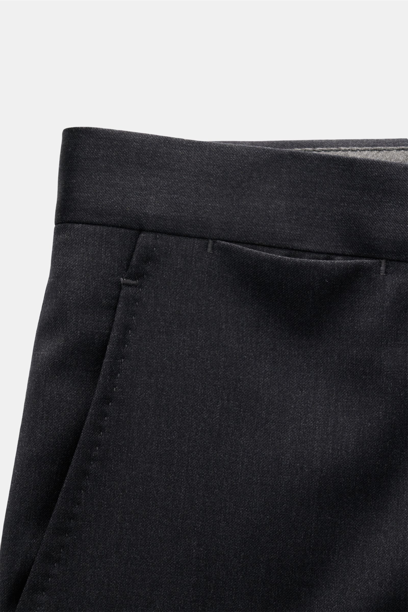 Dark grey melange trousers of the Tagliatore Anzug 'Vesuvio' seen from a close-up front angle, showcasing fine wool and silk blend fabric, slim fit, and soft texture. Zeitgenössisches Design trifft italienische Tradition aus dem Hause TAGLIATORE: Mit dem 