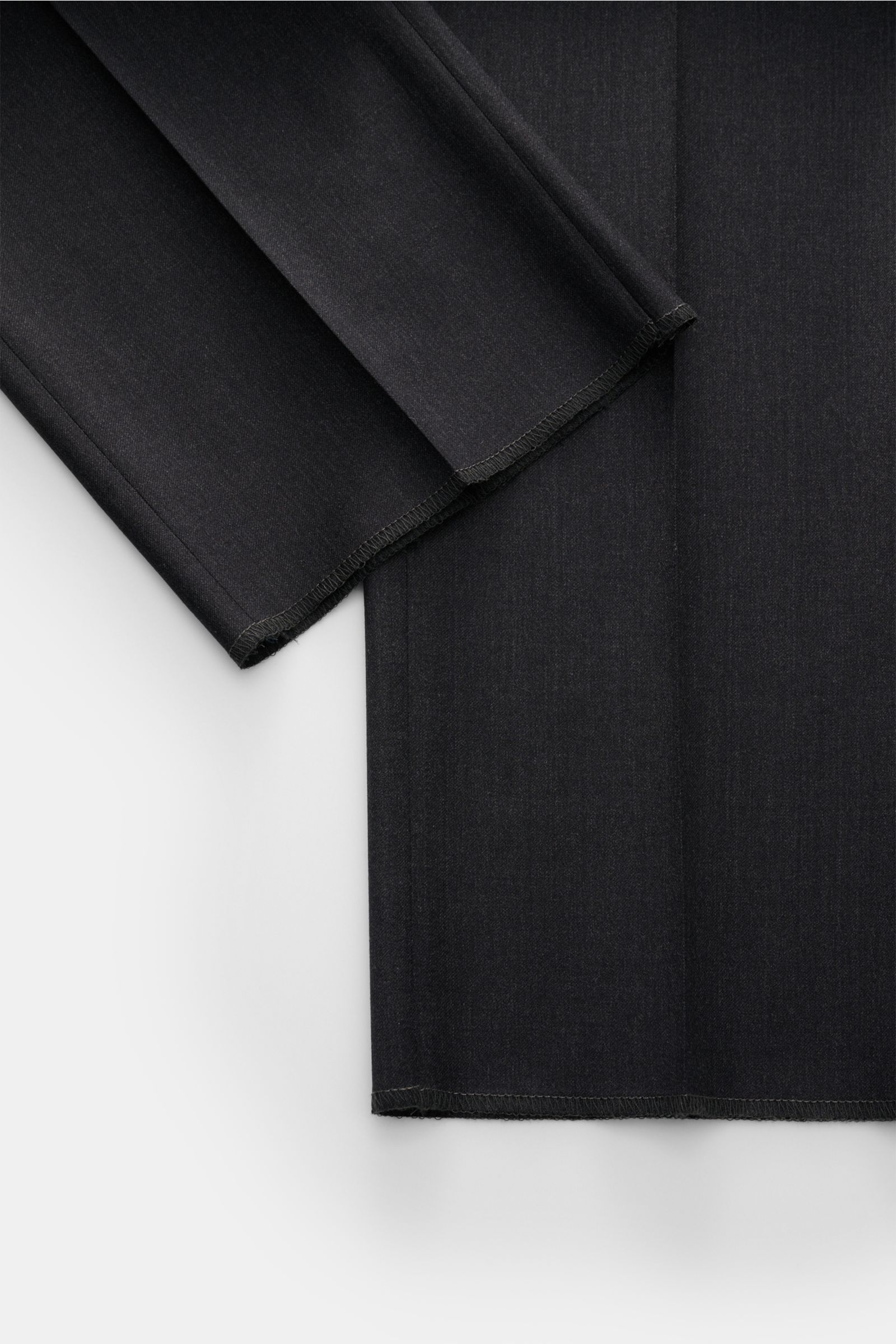 Tagliatore Anzug 'Vesuvio' dunkelgrau meliert fabric detail shot from above, showing smooth wool-silk blend texture and hem edges.