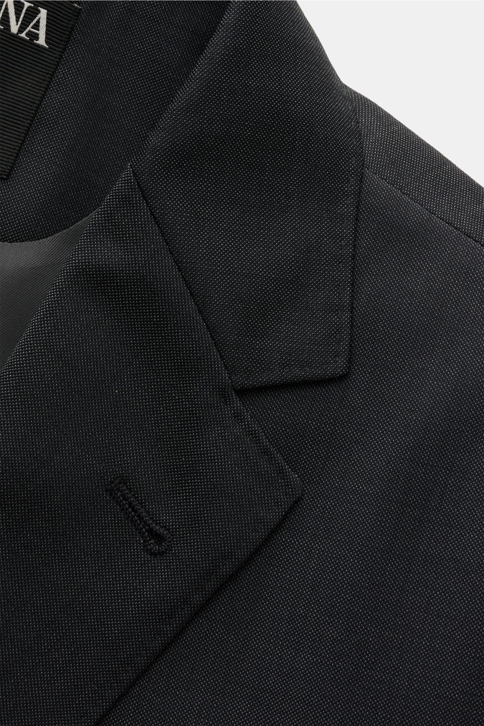 Zegna Anzug anthrazit aus feinem Twill reiner Schurwolle, Nahaufnahme des fallenden Revers und glatten Griffs, Slim Fit, handwerklich gefertigt.
